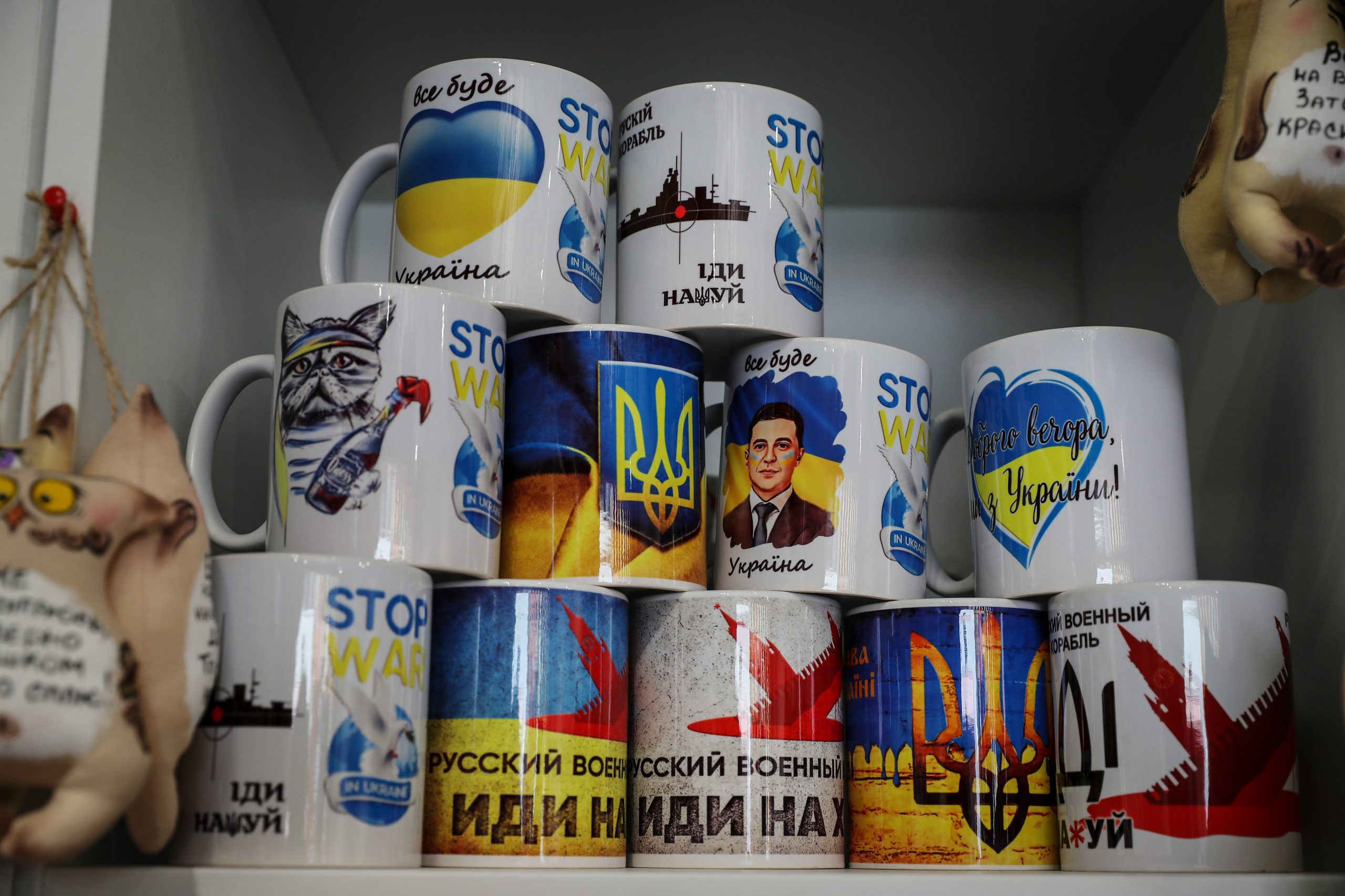 Em Odessa, insultos a russos e cara de Zelensky substituem matrioscas para turistas