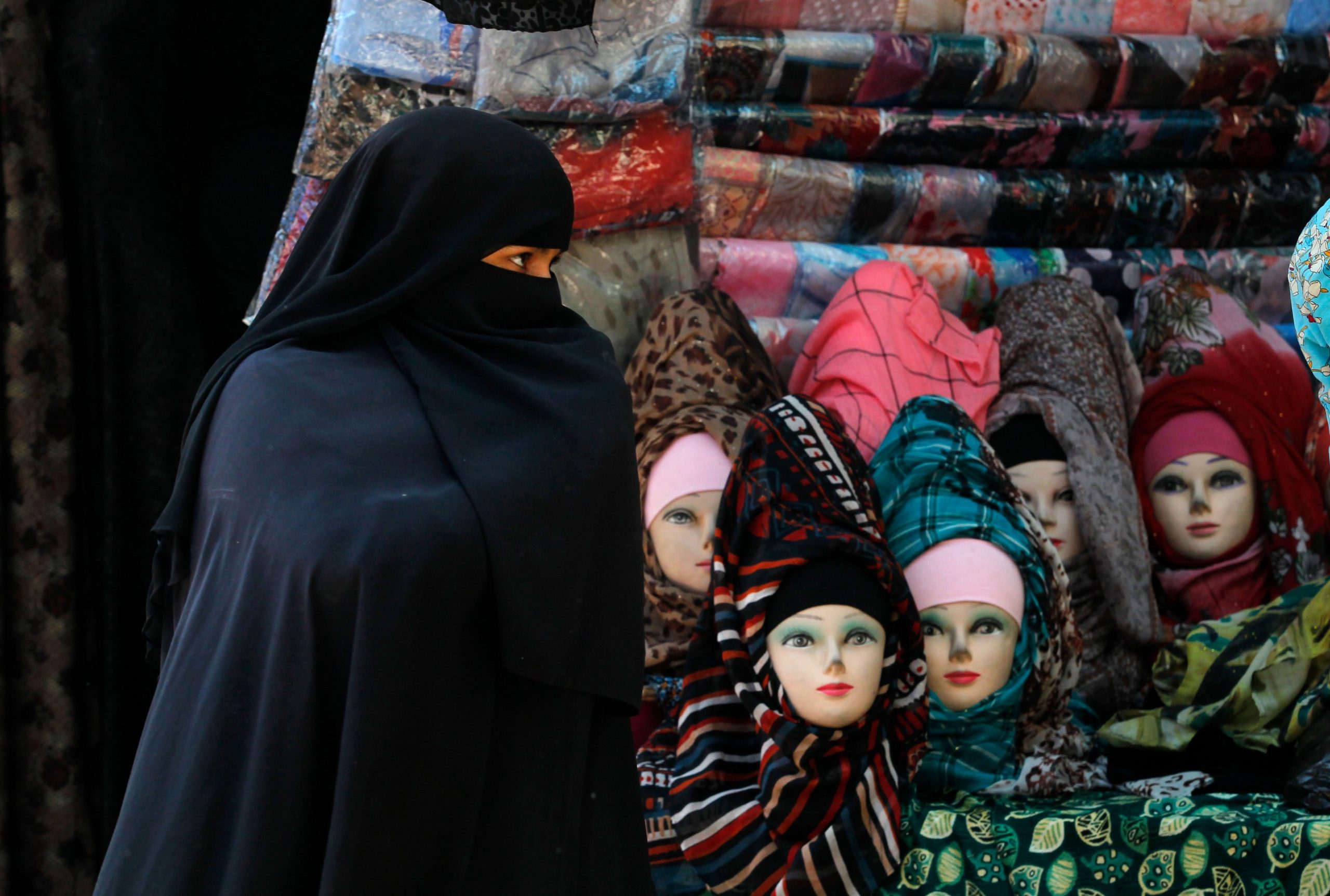 Iraniana condenada a um ano de prisão por protestar contra o uso do véu islâmico