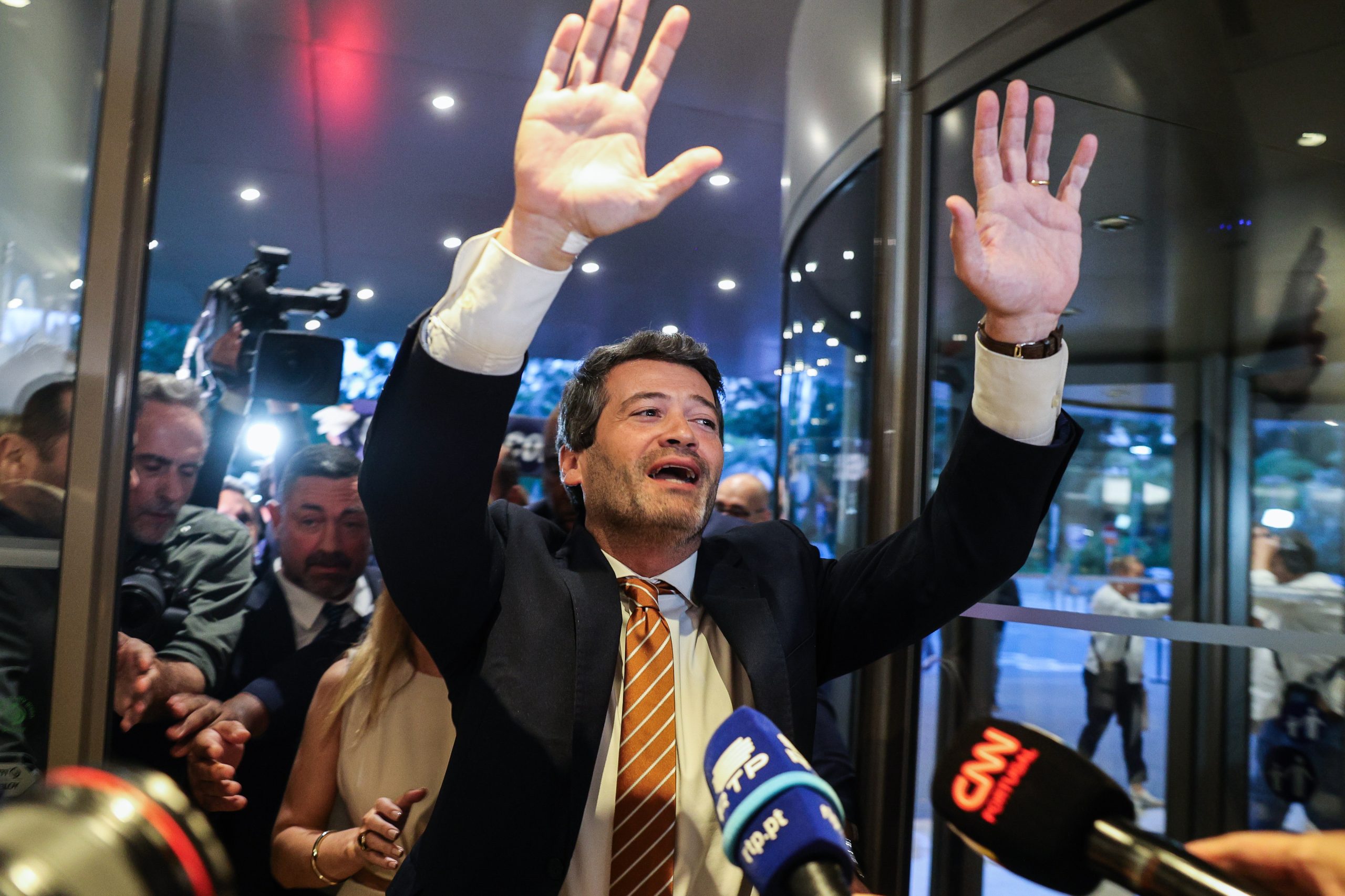 Chega pode garantir segundo lugar em número de deputados mas continuar terceiro em votos