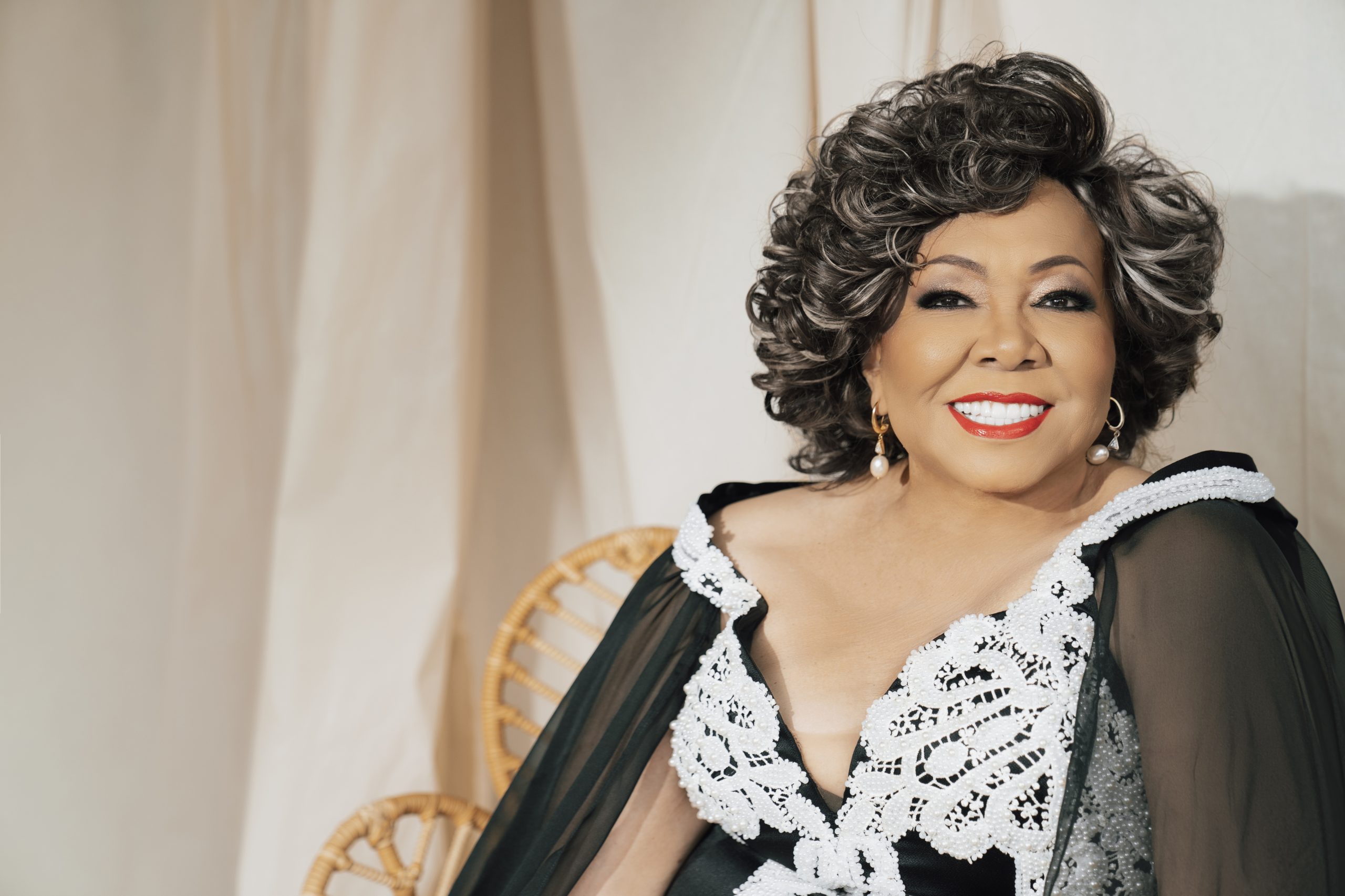 A voz que não deixou o samba morrer: Alcione celebra 50 anos de música
