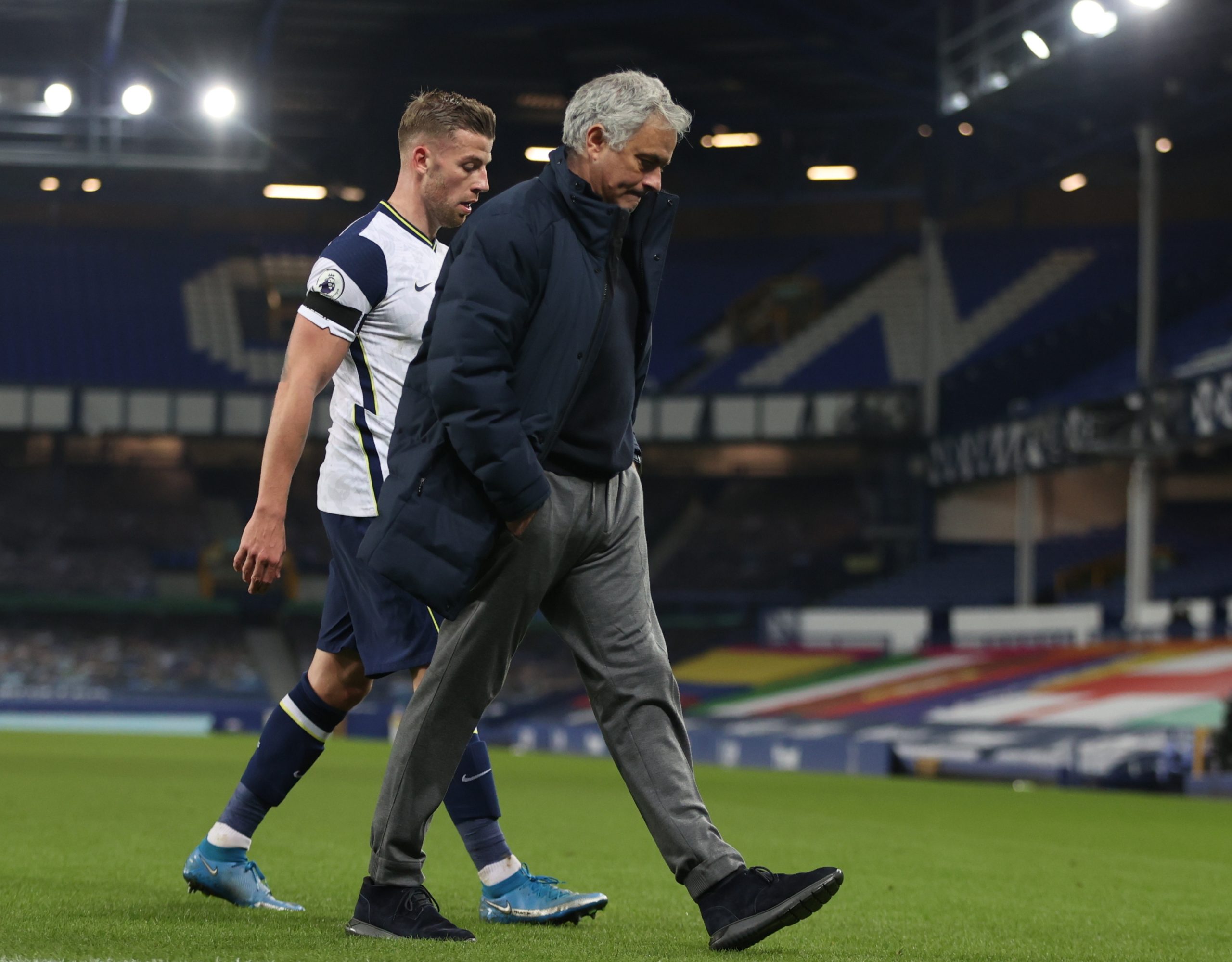 Tottenham, de José Mourinho, empata a dois golos com o Everton em Goodison Park