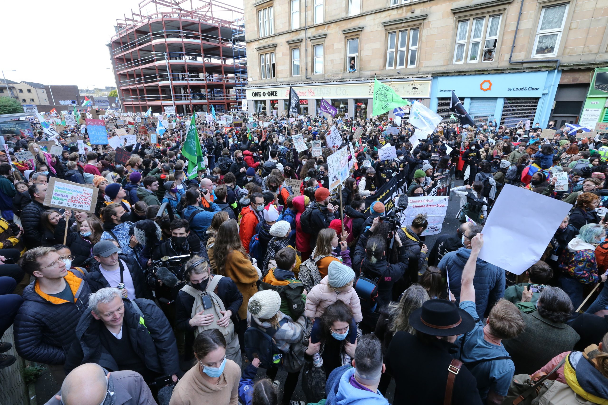 COP26: Milhares de jovens marcham em Glasgow para exigir ação dos políticos em defesa do ambiente