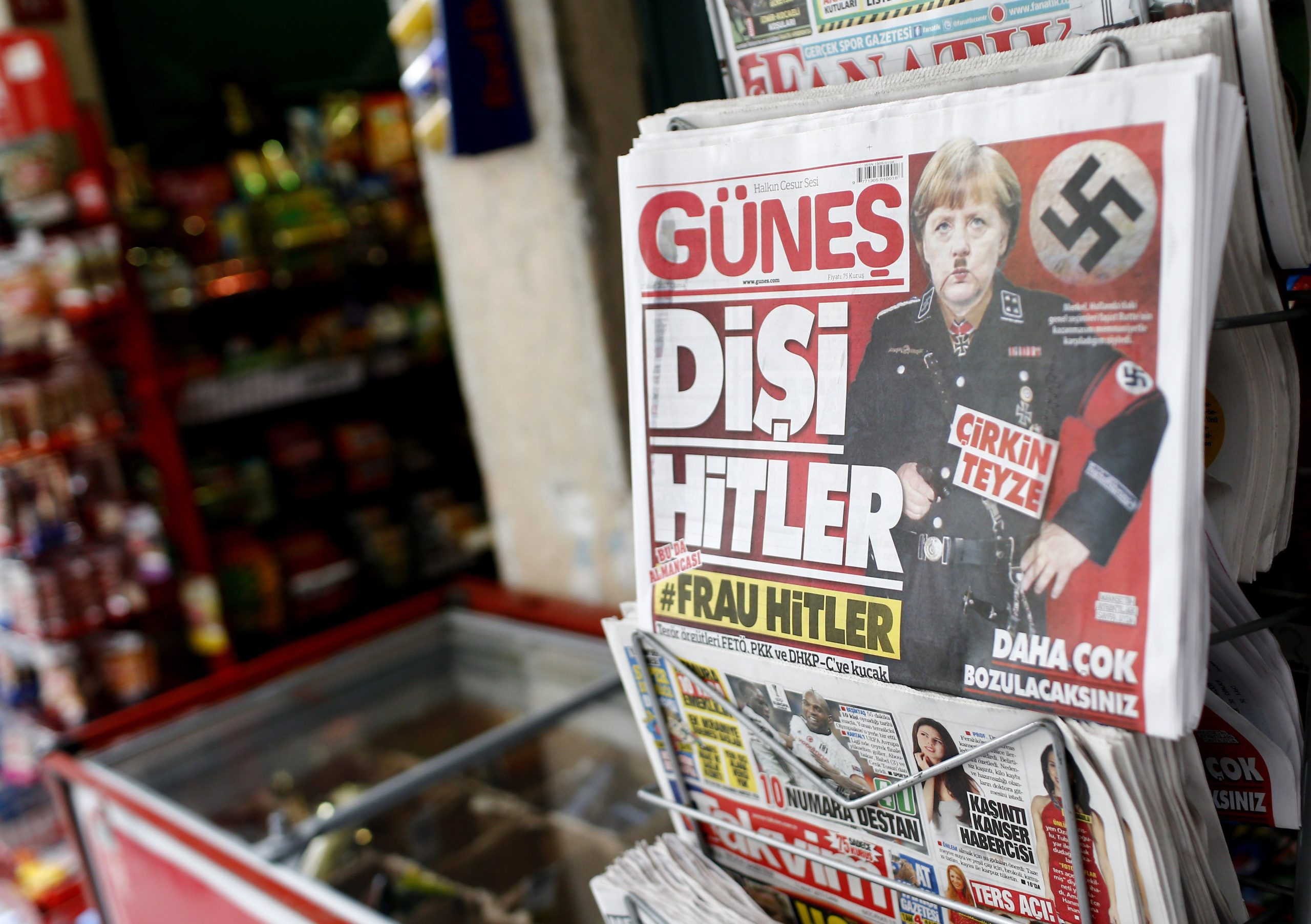 Jornal turco publica fotomontagem de Merkel com bigode à Hitler