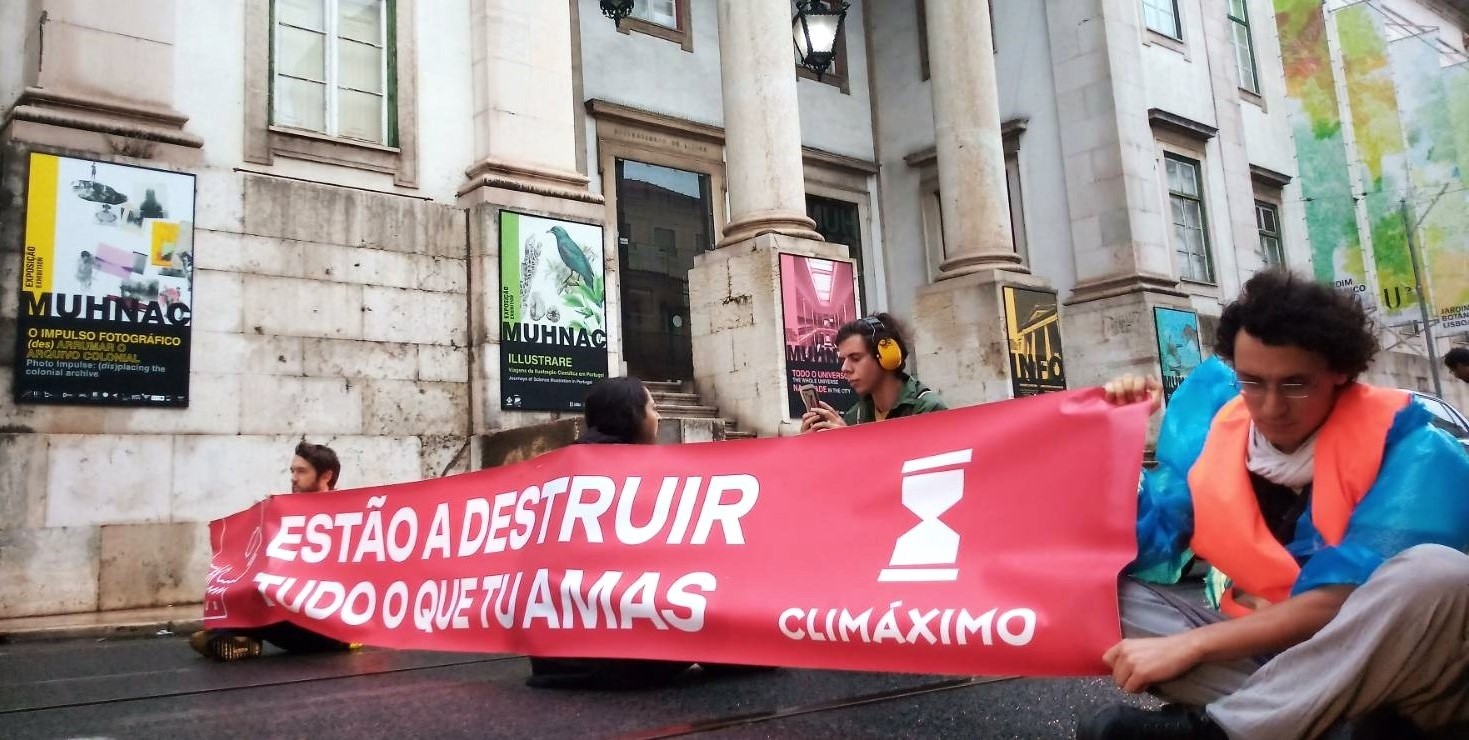 Mais um bloqueio pelo clima: ativistas fecham estrada em frente ao Museu de História Natural e da Ciência