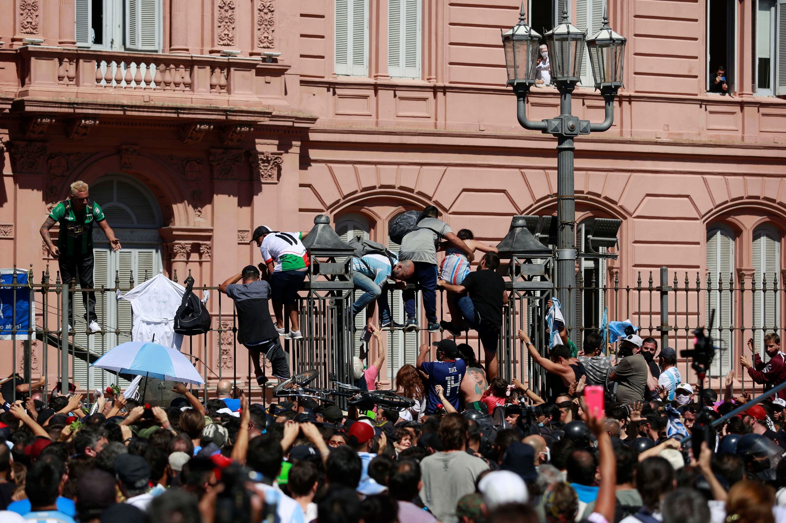 Terminado o velório de Maradona, as imagens de milhares de pessoas nas ruas de Buenos Aires