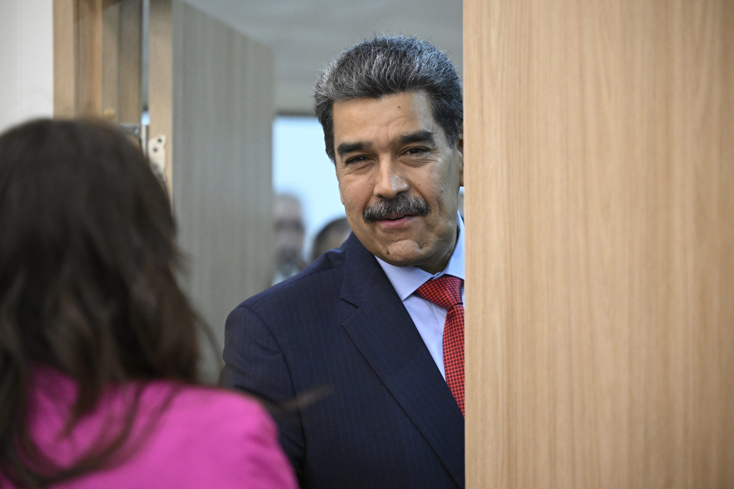 Nicolás Maduro contrata Barry Pollack, ex-advogado de Julian Assange