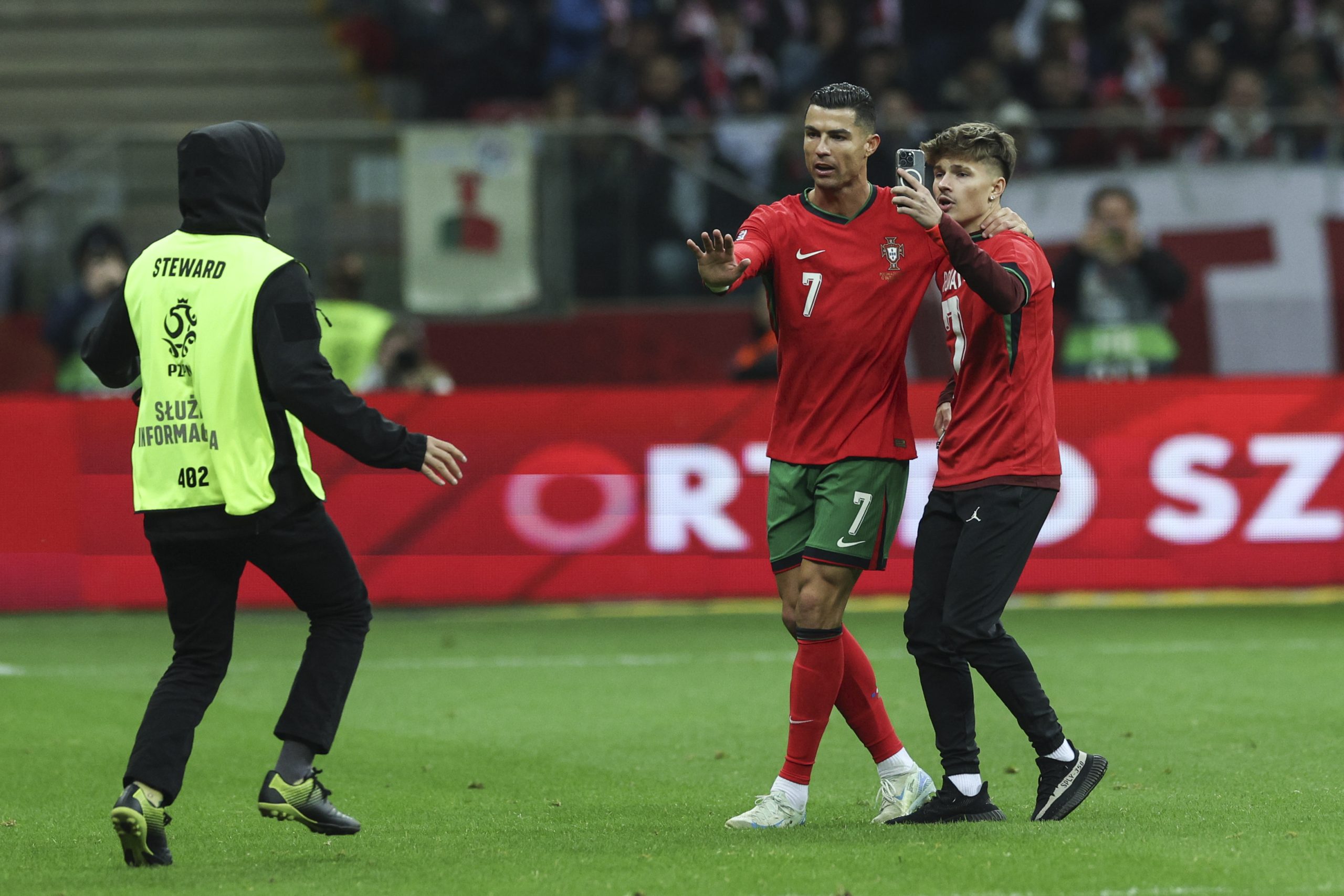 Cristiano Ronaldo deixa jovem tirar selfie com ele no relvado