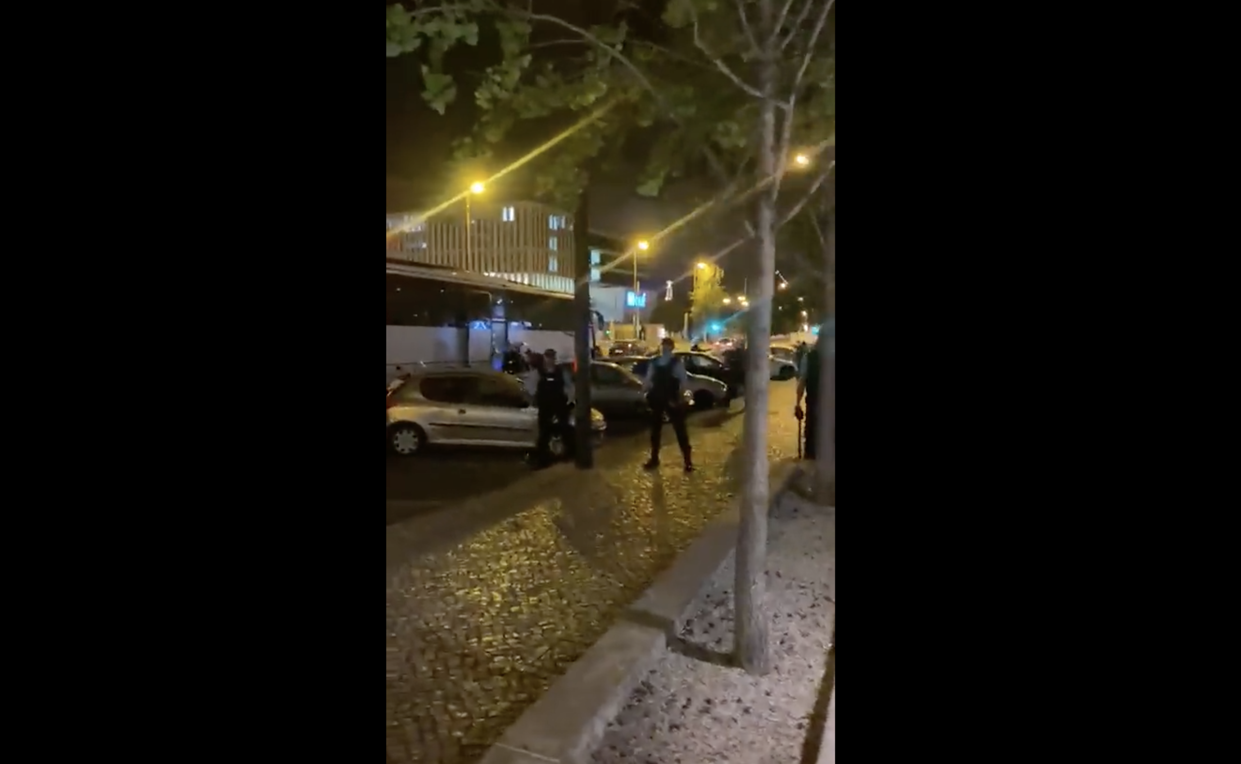 Pedras atiradas, bastonadas e confrontos entre polícia e eleitores junto ao consulado de Angola