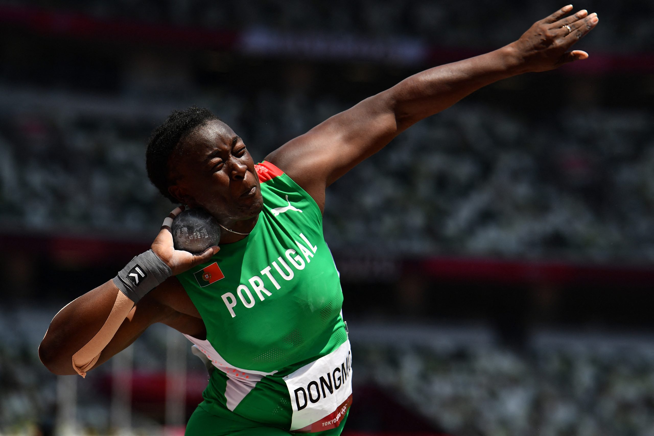 Fé, Força e Facebook. Como Auriol Dongmo escolheu Portugal para se lançar como uma atleta de peso