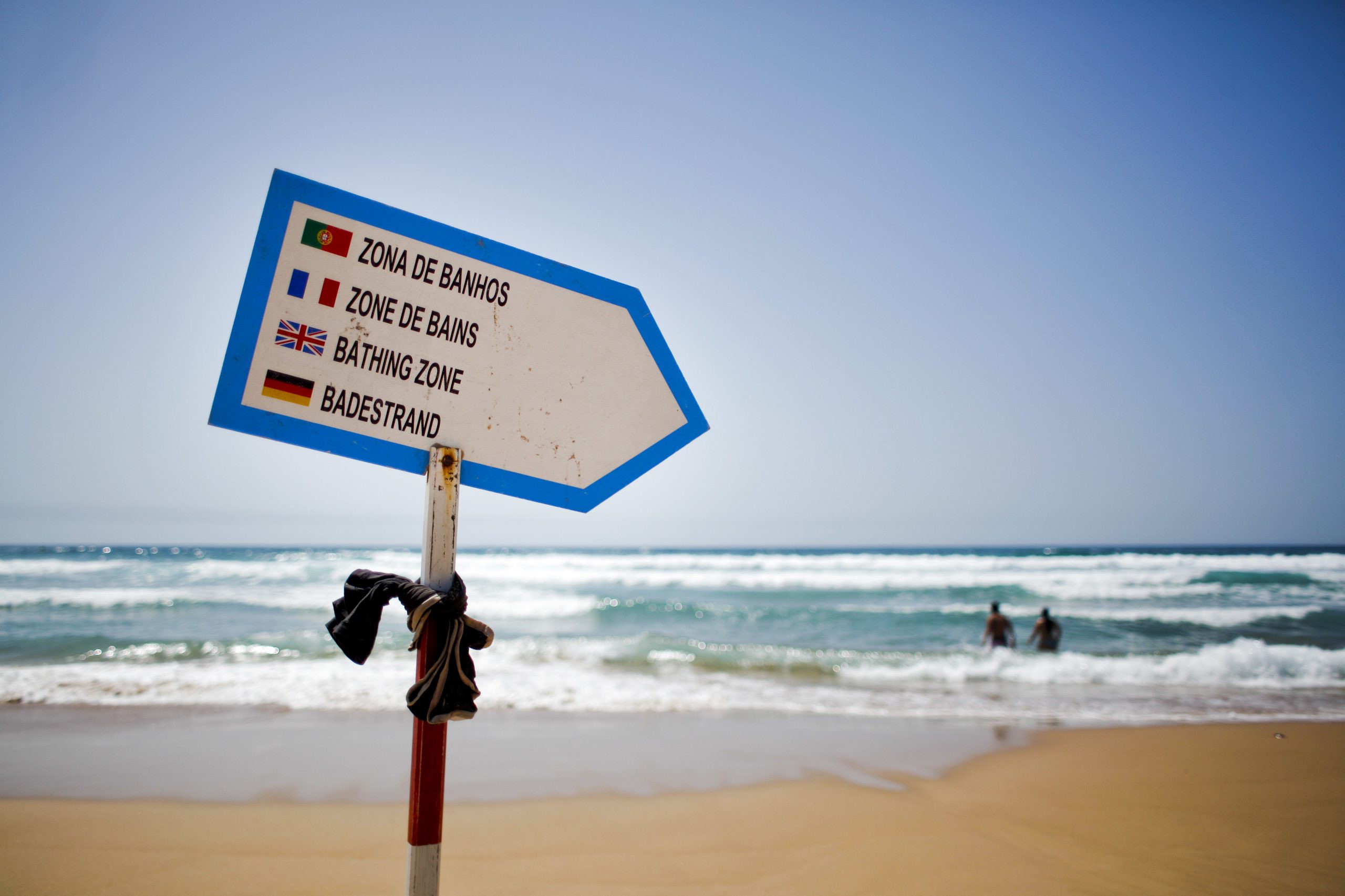 Mulher e criança resgatadas em praia de Aljezur após serem arrastadas por agueiro