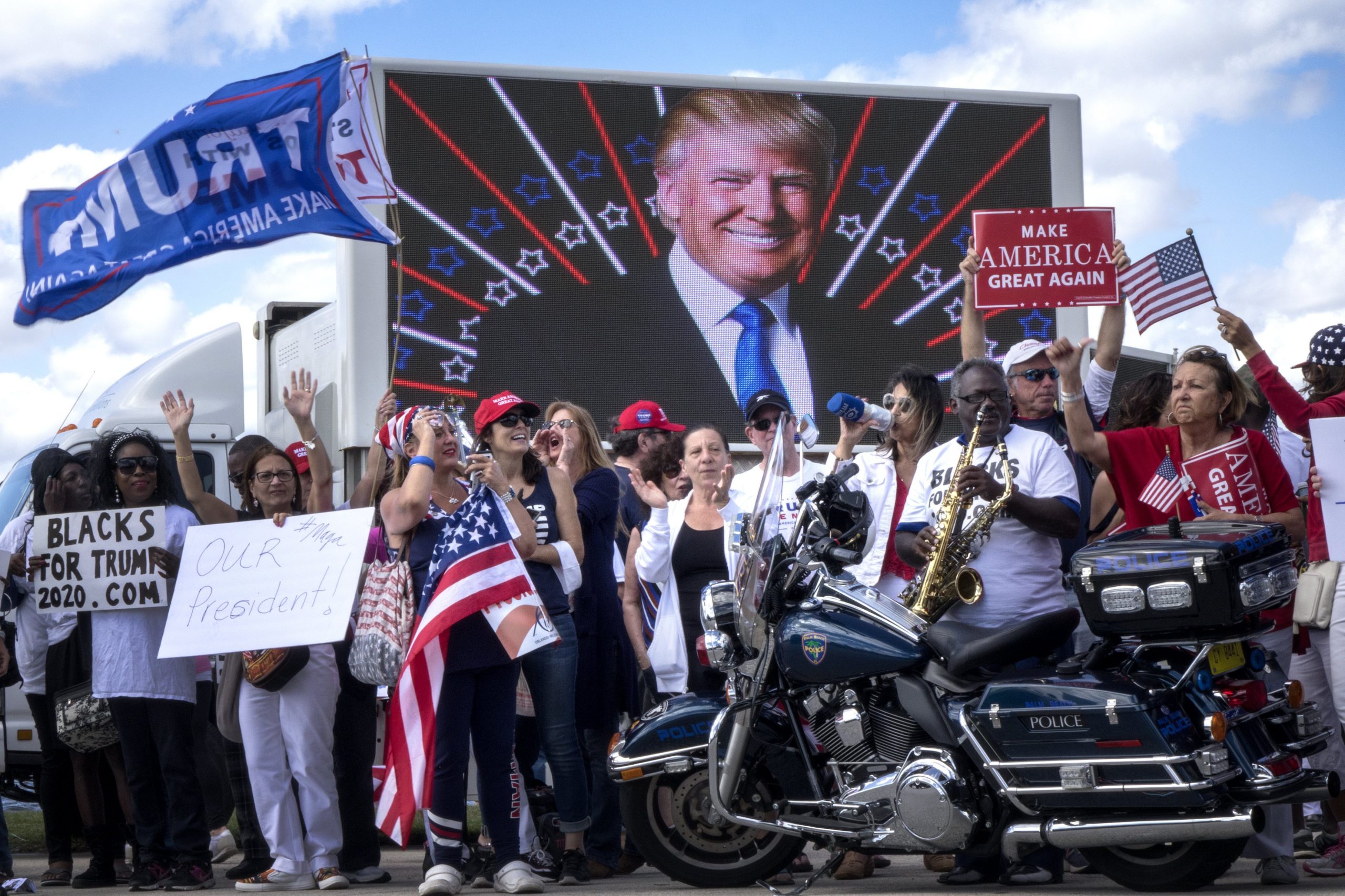 EUA: Centenas de pessoas demonstram apoio a Trump. Presidente retribuiu apoio com breve saudação a partir de comboio