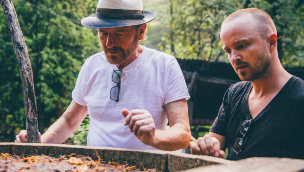De novo juntos, os atores de Breaking Bad são agora “Dos Hombres”, uma nova marca de mezcal