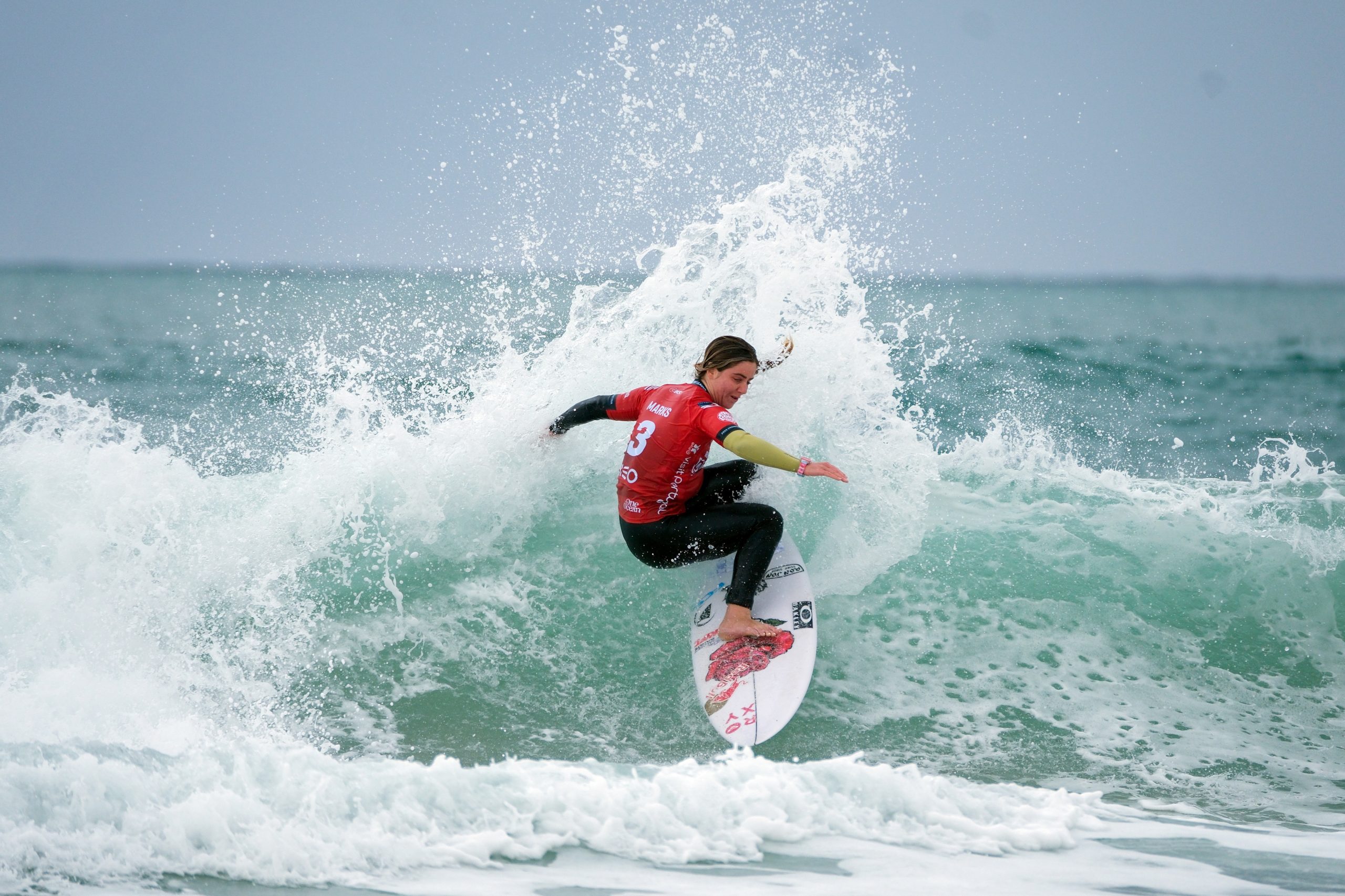 Caroline Marks ‘bisa’ na prova de Peniche do circuito mundial de surf
