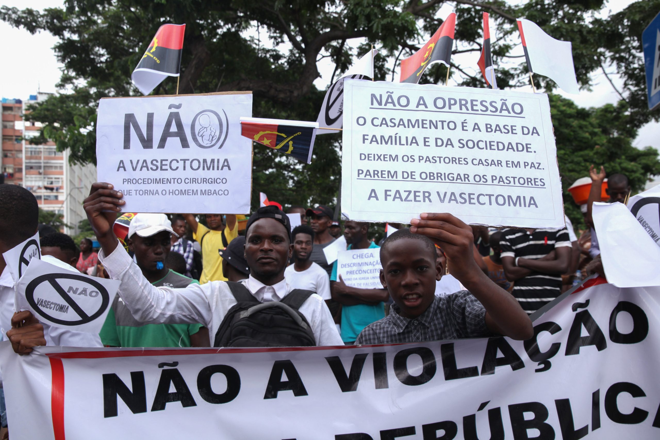 Esposas de pastores angolanos da IURD contestam contra prática obrigatória de vasectomia