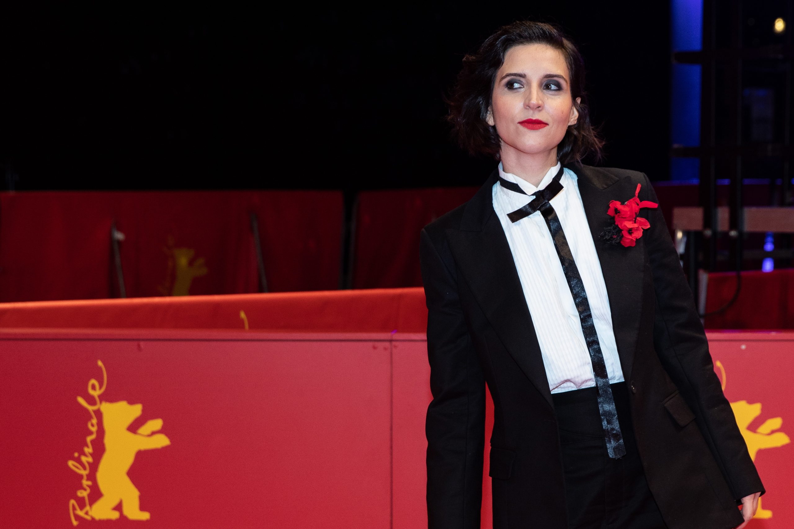 Teatro de Carolina Bianchi desafia público com “labirinto de perguntas” sobre violência sexual