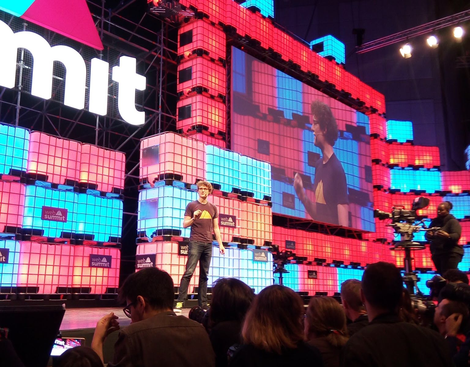 Web Summit e Marine Le Pen, entre canção paródica e notícias breves em França