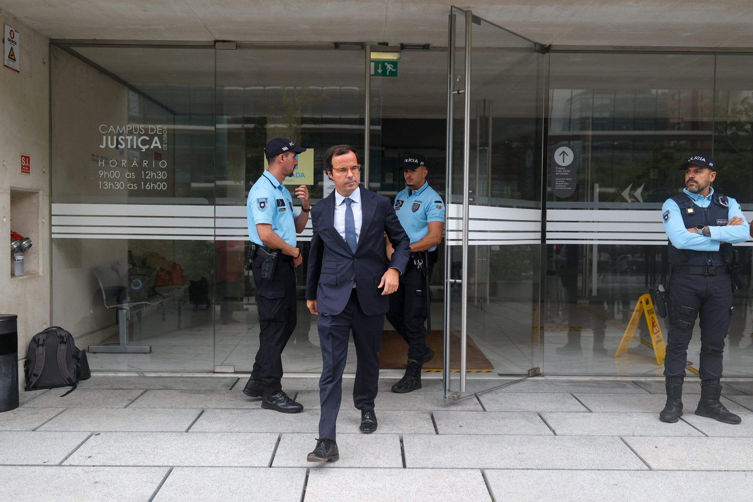Arguidos do BES/GES em silêncio no início do julgamento sobre corrupção no Brasil