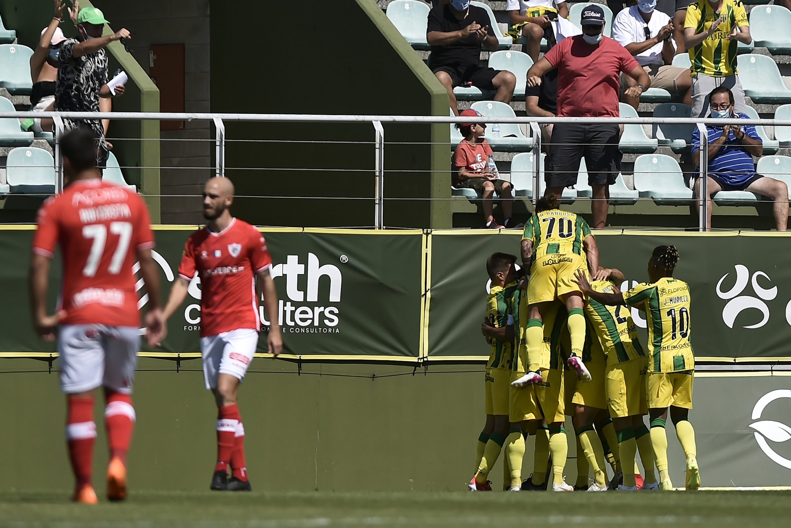 Tondela vence europeu Santa Clara com ex-Benfica em destaque