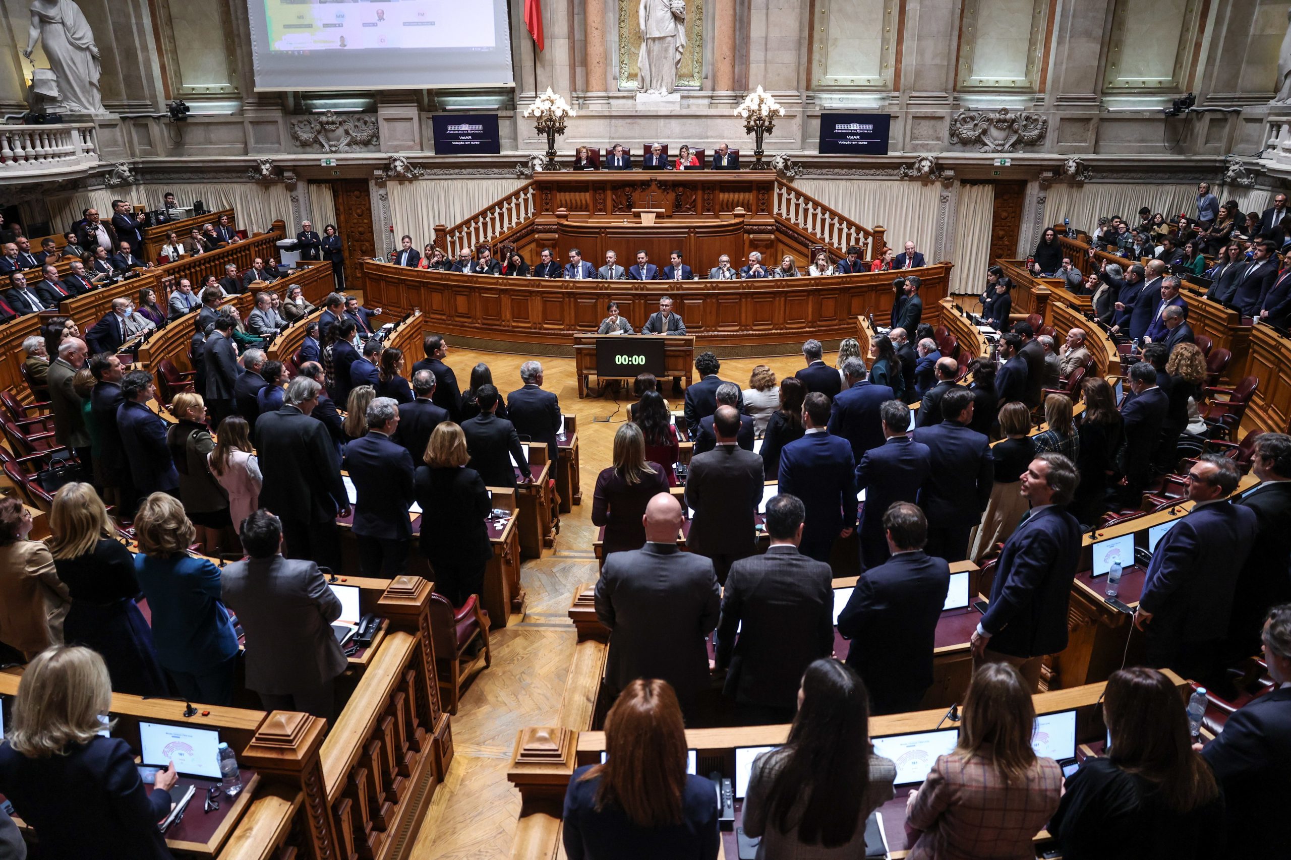 BE vota a favor de moção de censura do PCP e envia 14 perguntas a Montenegro