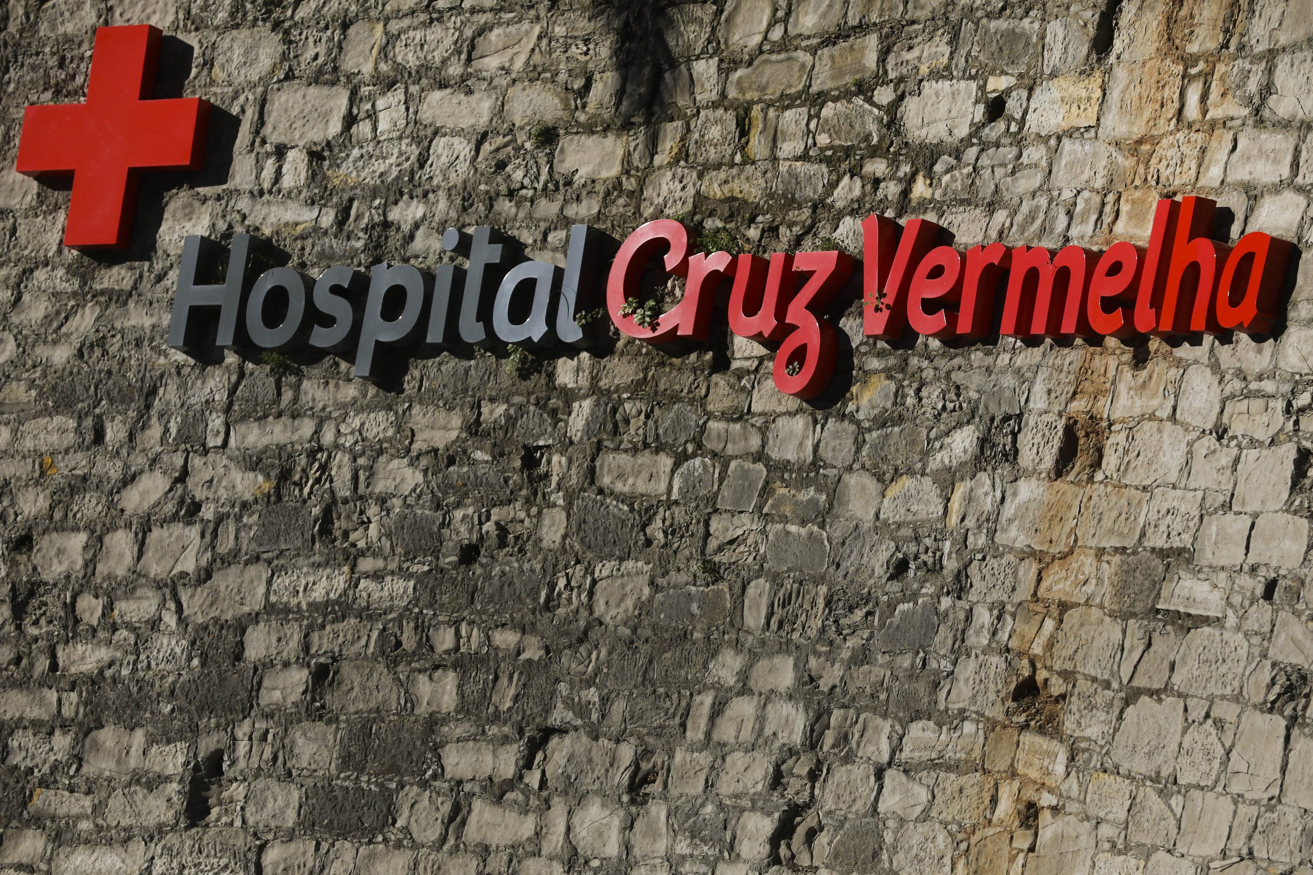 Trabalhadores do Hospital da Cruz Vermelha em greve por aumentos salariais