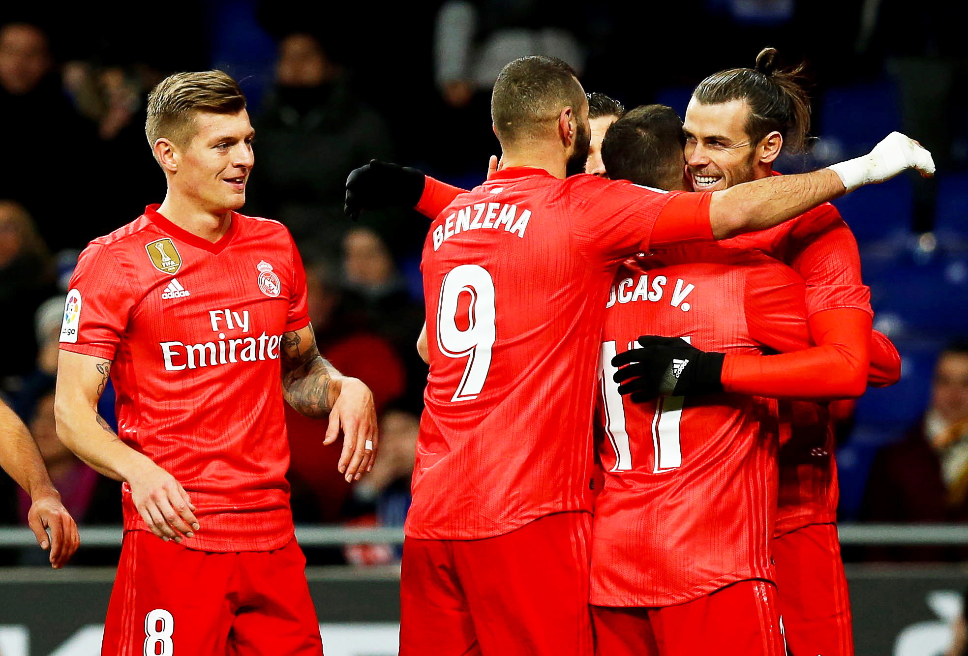 Real Madrid vence Espanyol e mantém perseguição à distância ao Barcelona