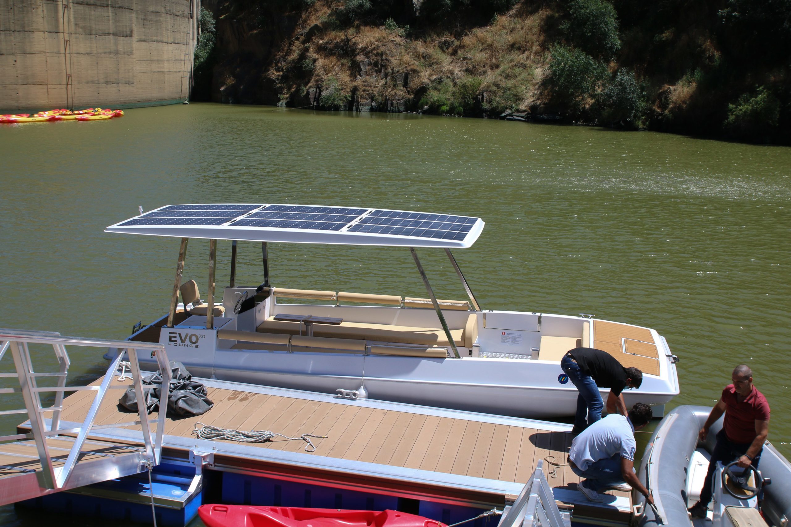 Barco eletrossolar transportou cerca de mil visitantes às gravuras rupestres no rio Côa