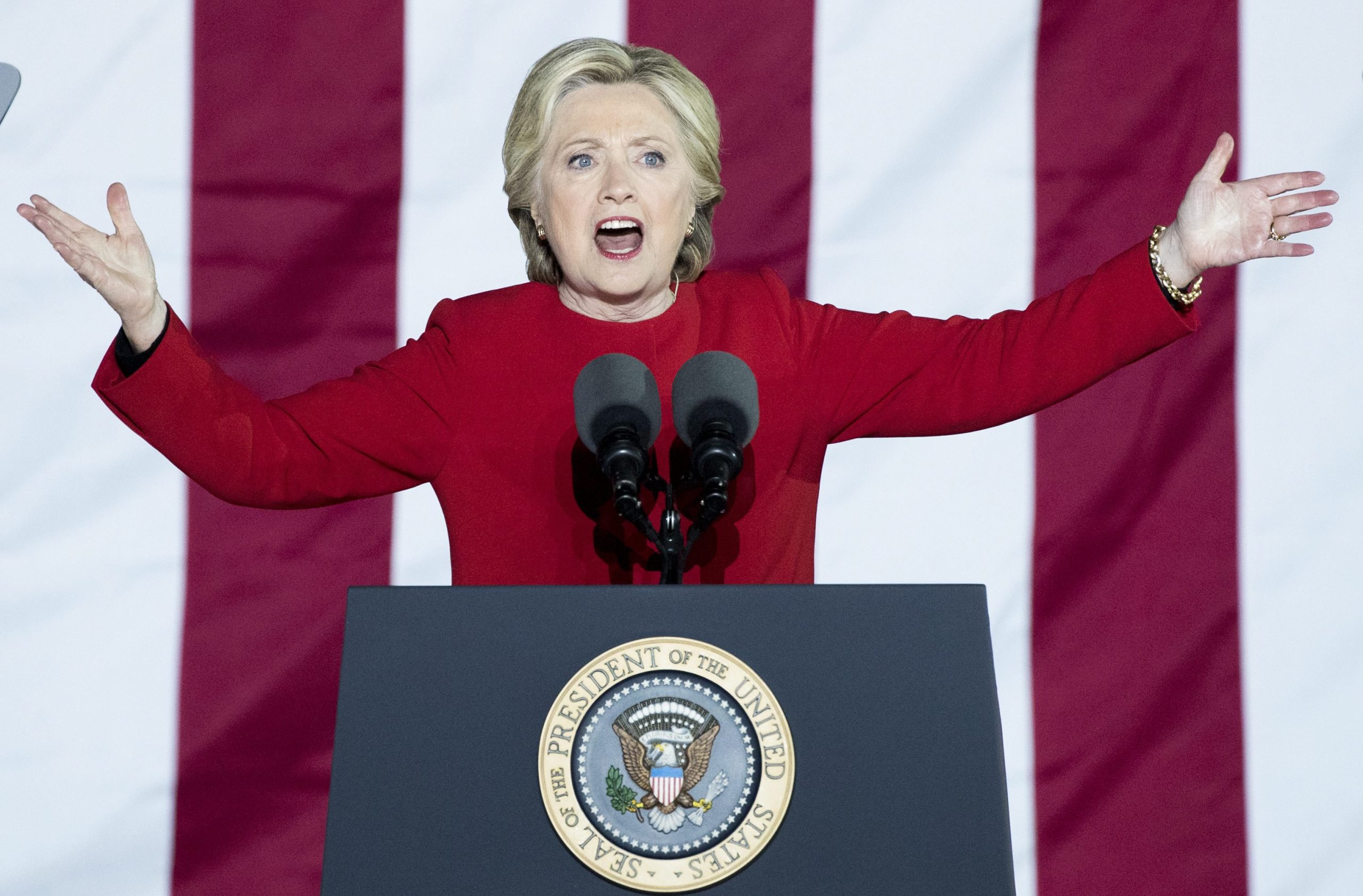 Ao lado de Michelle, Obama e Bill, Hillary pede vitória “sem dúvidas” nestas eleições