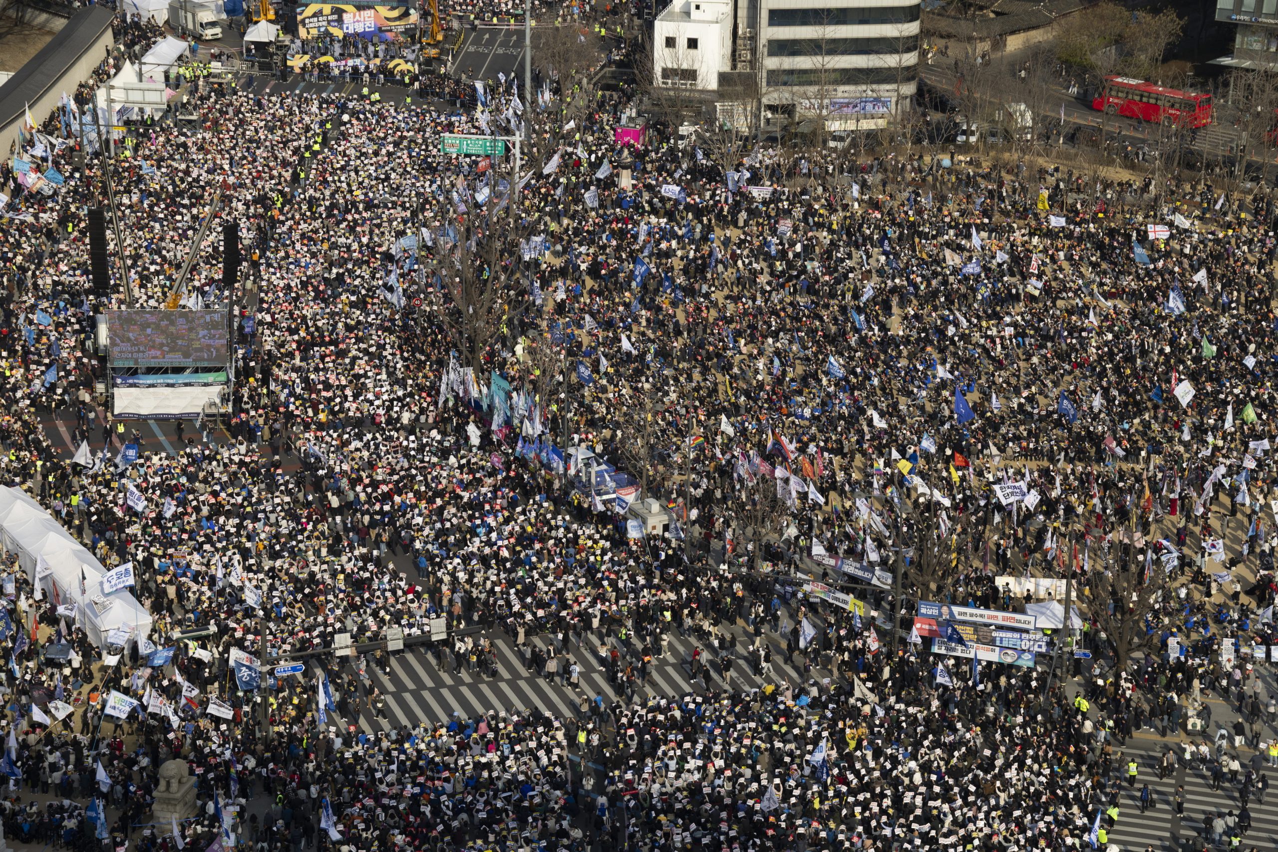 Coreia do Sul. Milhares manifestam-se em Seul pró e contra o presidente destituído