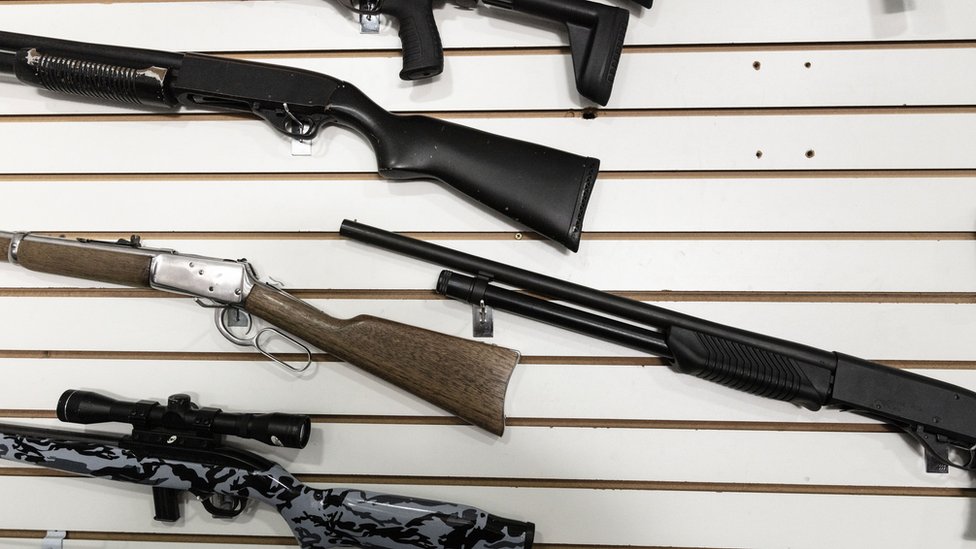 Suíços aprovam em referendo maior restrição a armas