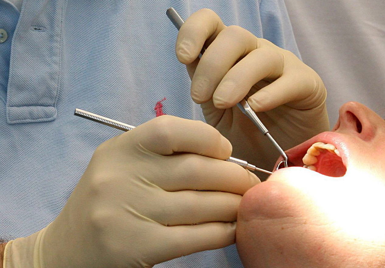 Jovens médicos dentistas enfrentam precariedade e subemprego