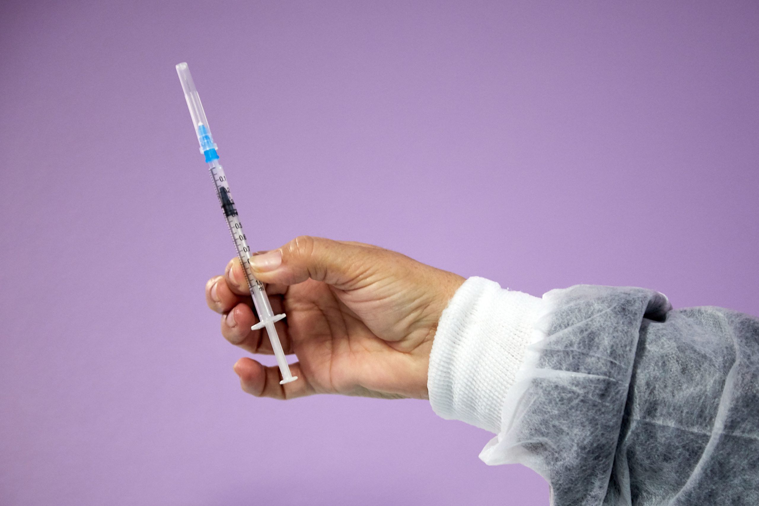 Covid-19: Estudo dá “novas evidências” de que vacinação é segura na amamentação