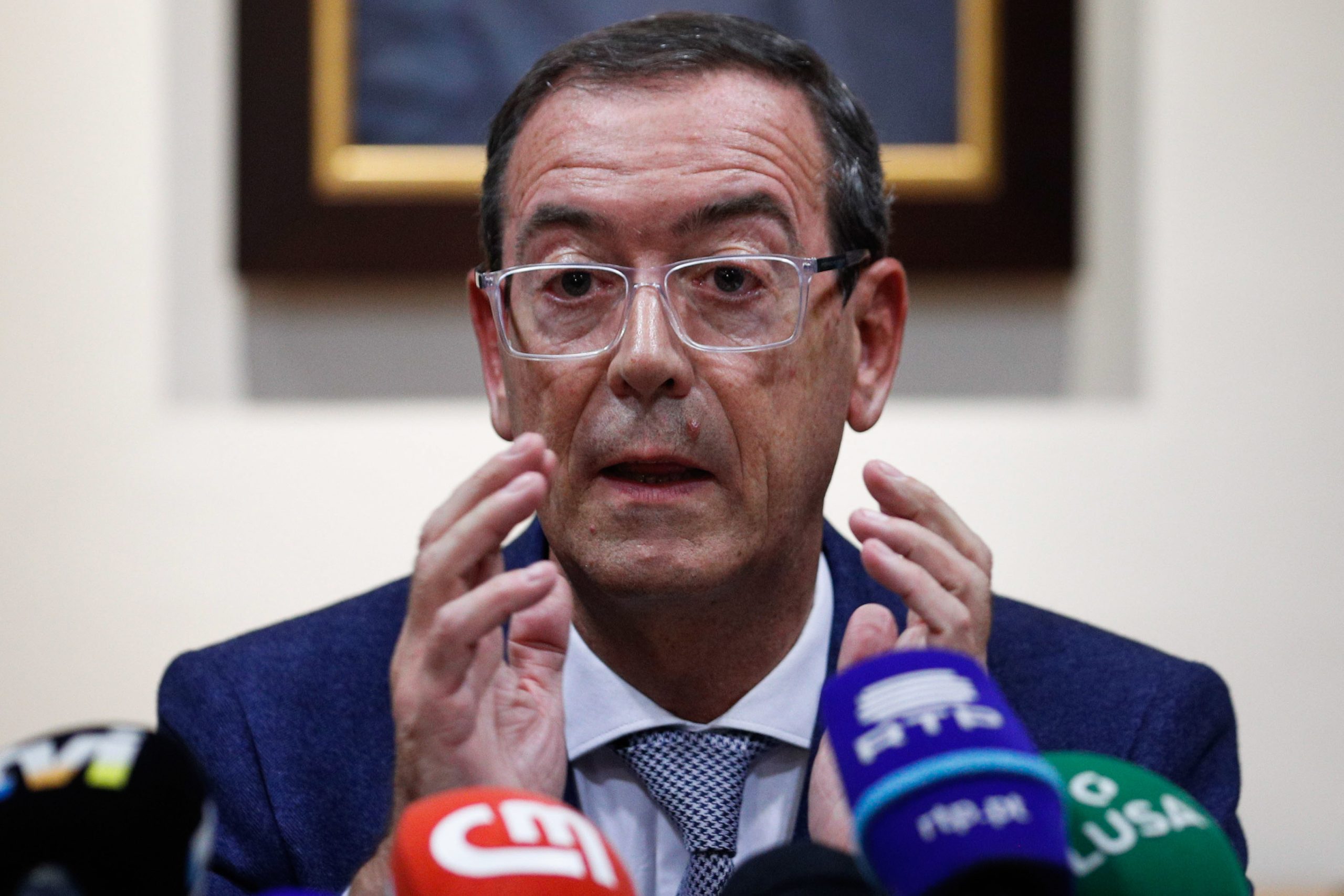 Câmaras para entubação oferecem segurança mas não substituem proteção individual, avisa bastonário da Ordem dos Médicos