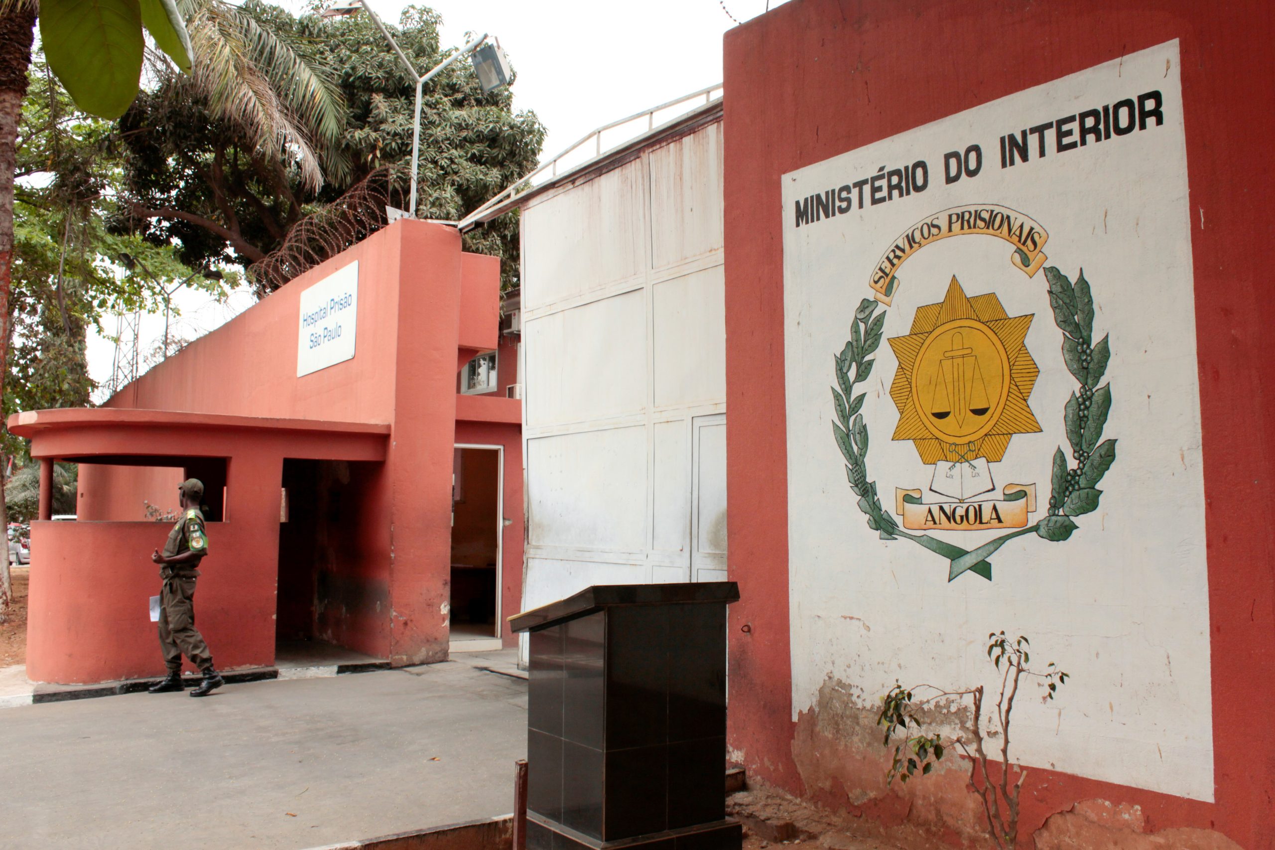 Prisão de “Zenu” leva curiosos incrédulos à cadeia de São Paulo, em Luanda
