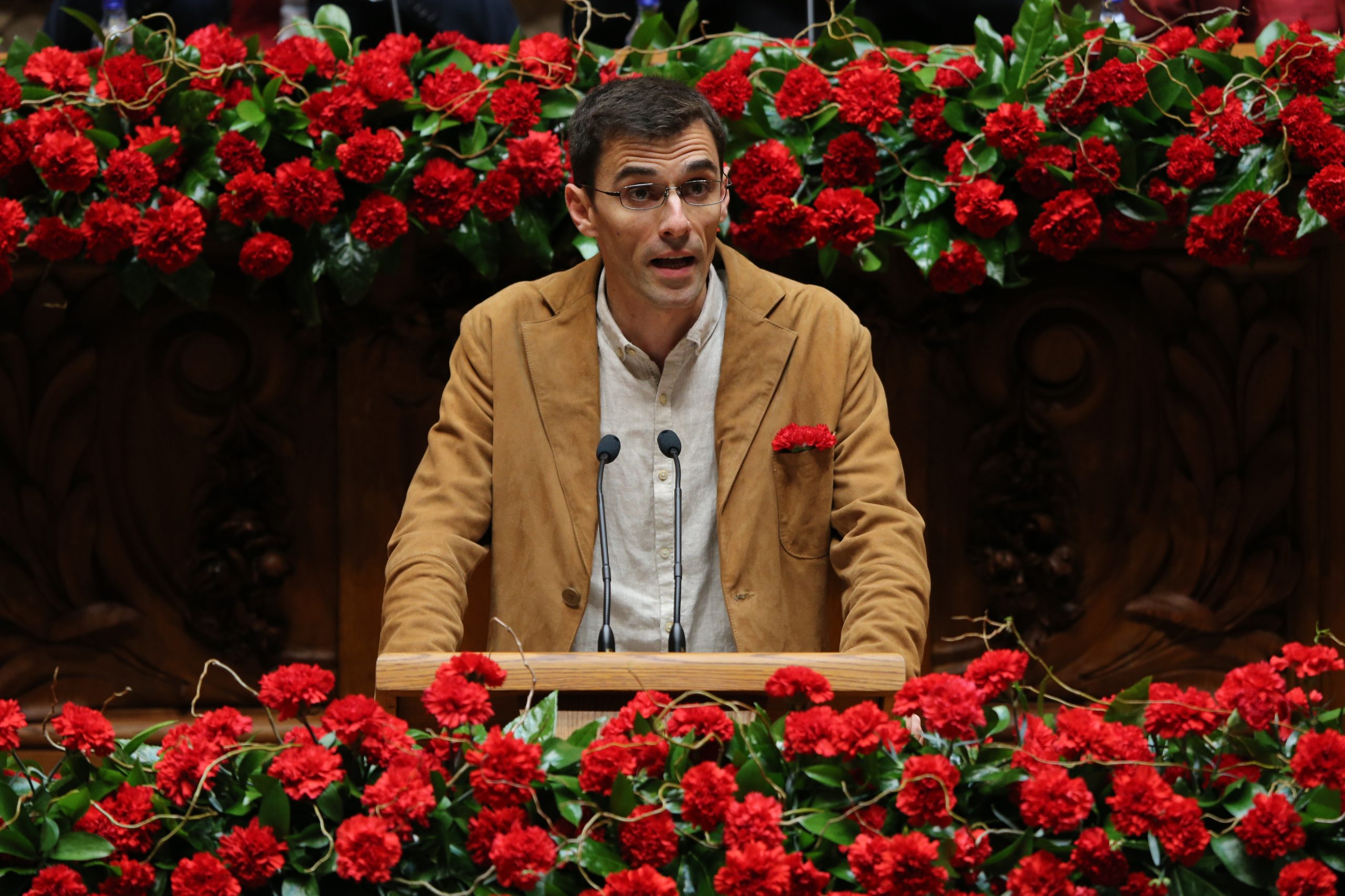 Falsear licenciaturas é “condenável” mas caso está encerrado, diz Bloco