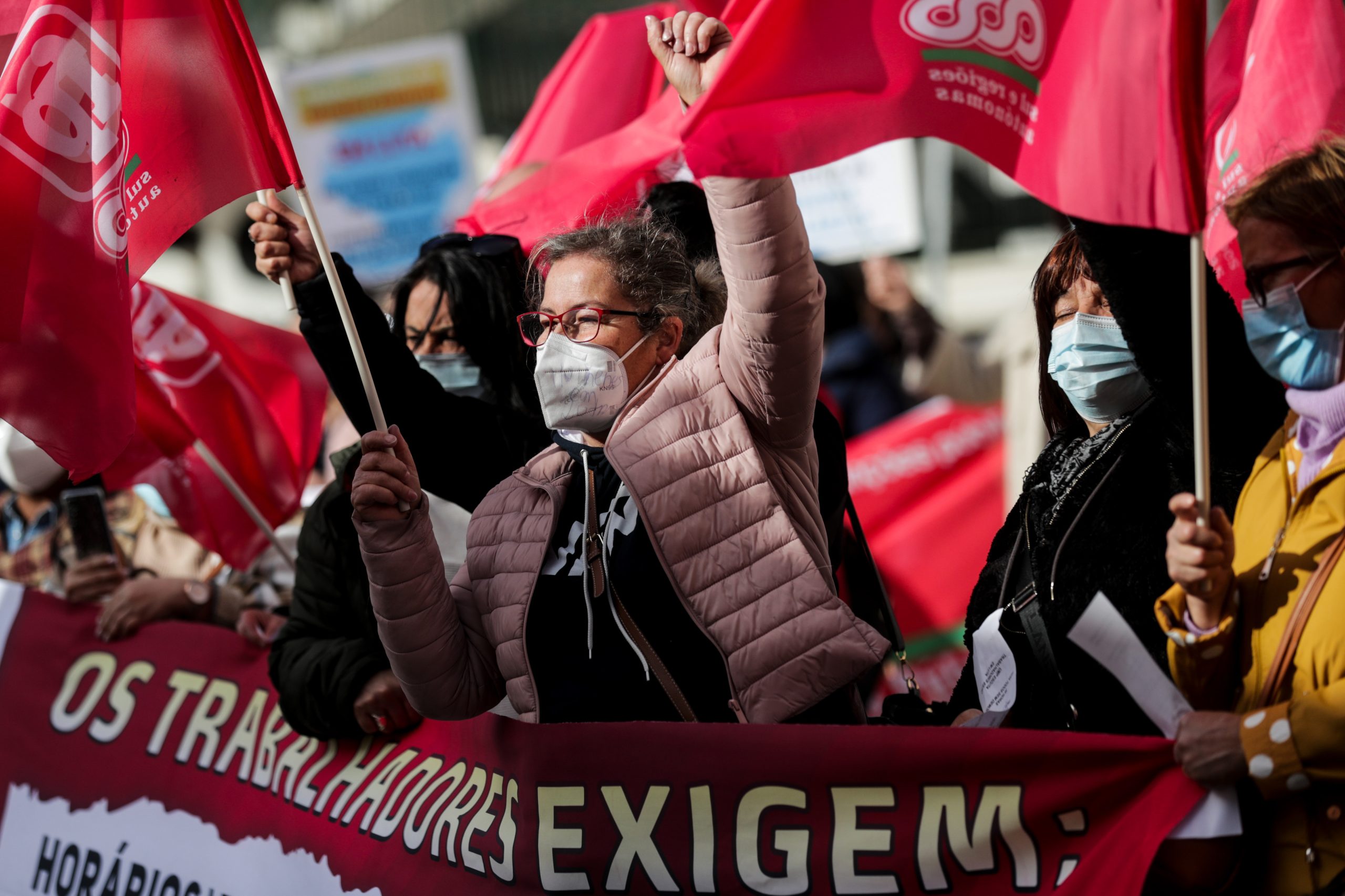 Cerca de 200 trabalhadores das misericórdias manifestam-se e pedem melhores salários
