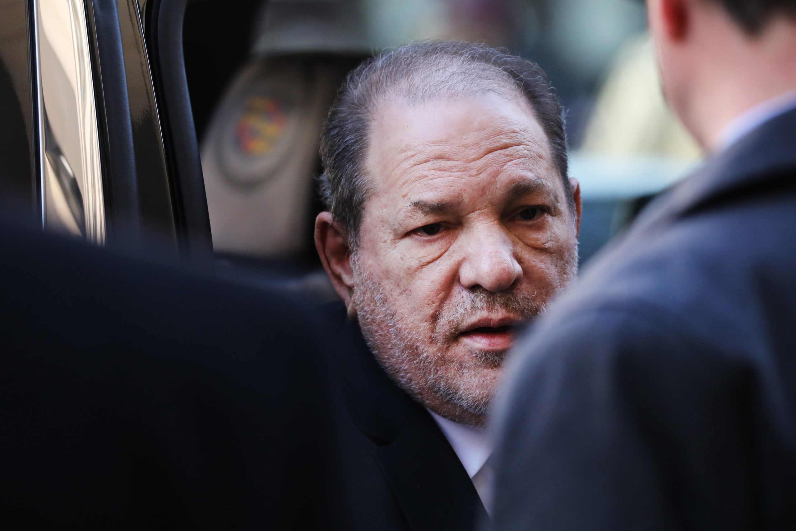 Harvey Weinstein é considerado culpado por três agressões sexuais em Los Angeles