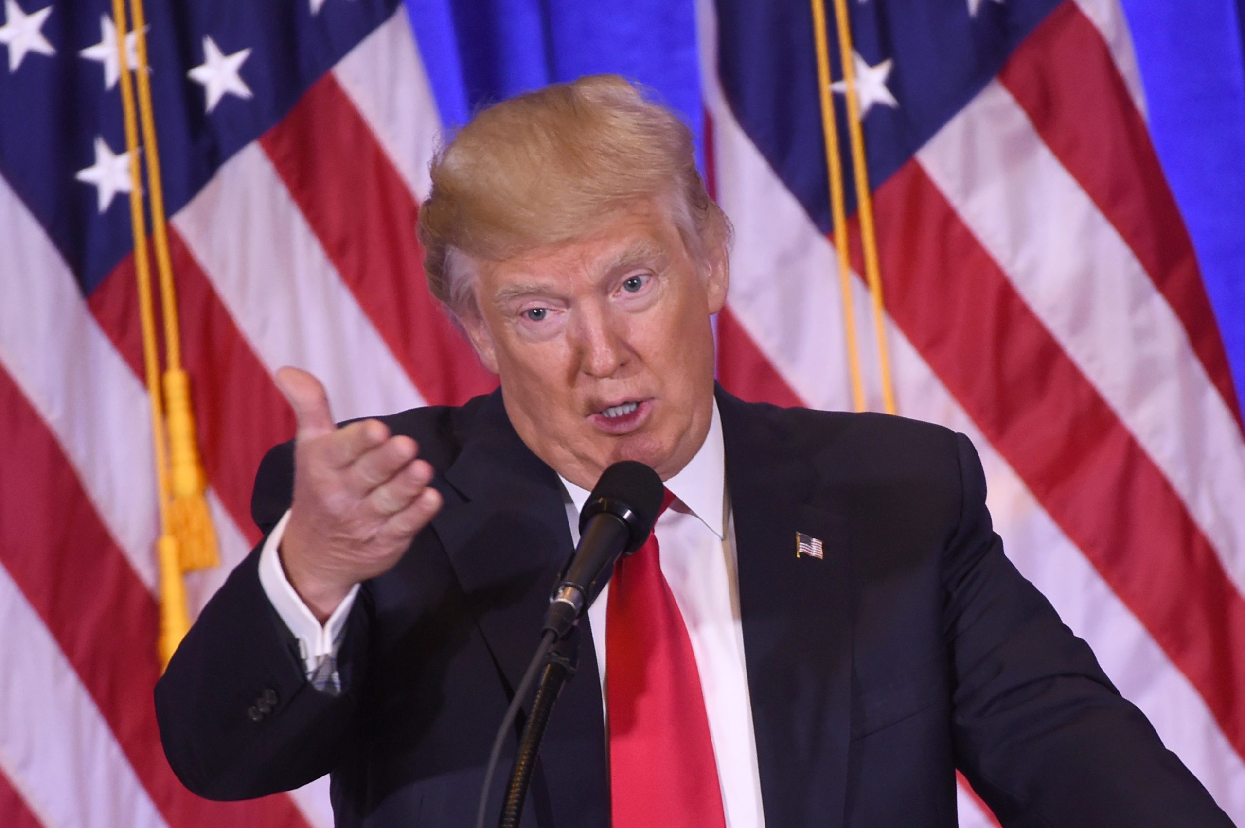 As notícias são falsas, o muro vai mesmo ser construído e até é bom ter Putin como amigo. É este o novo presidente dos Estados Unidos
