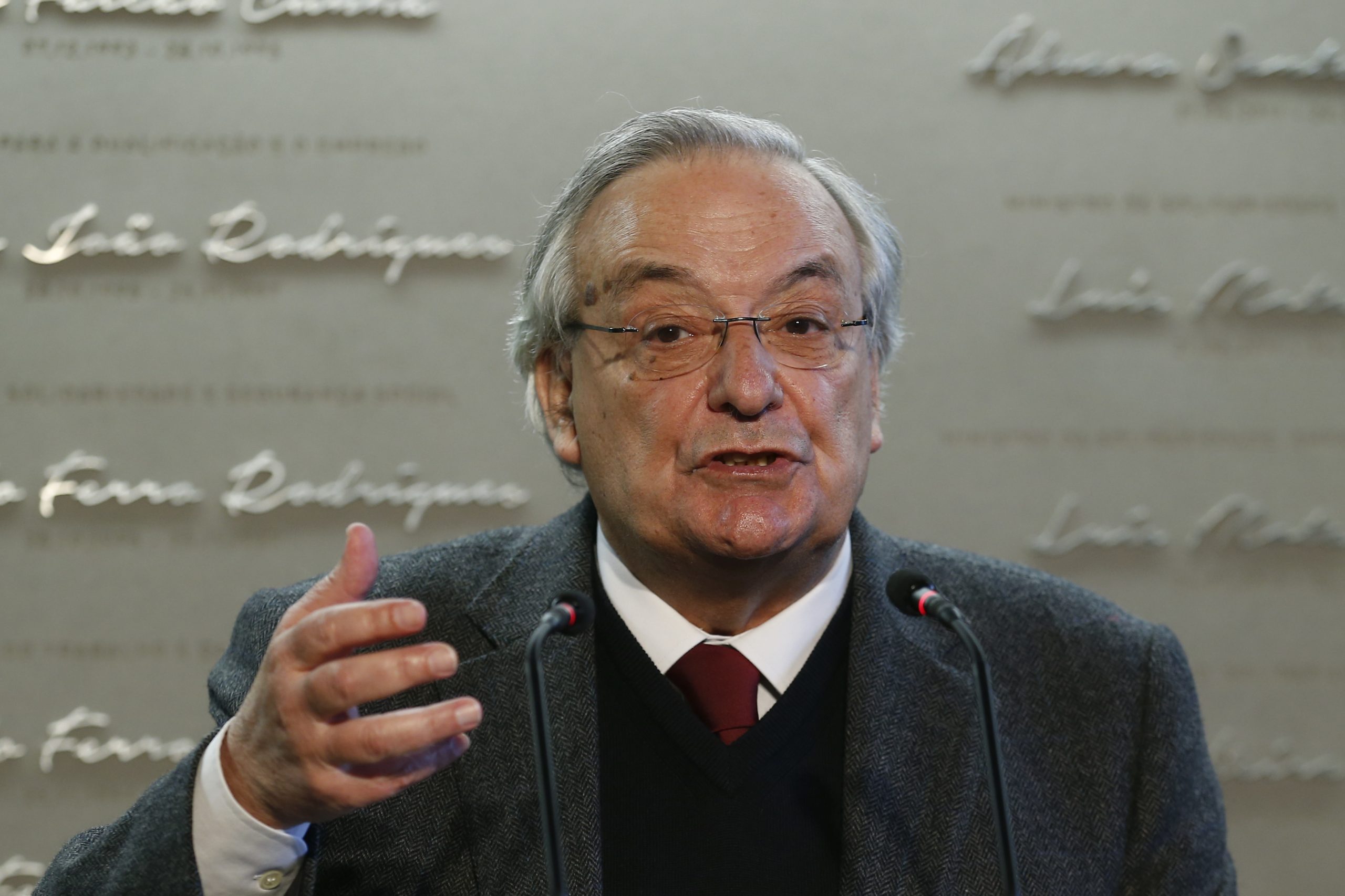 Fernando Rosas entre os nove distinguidos pela Academia Portuguesa da História