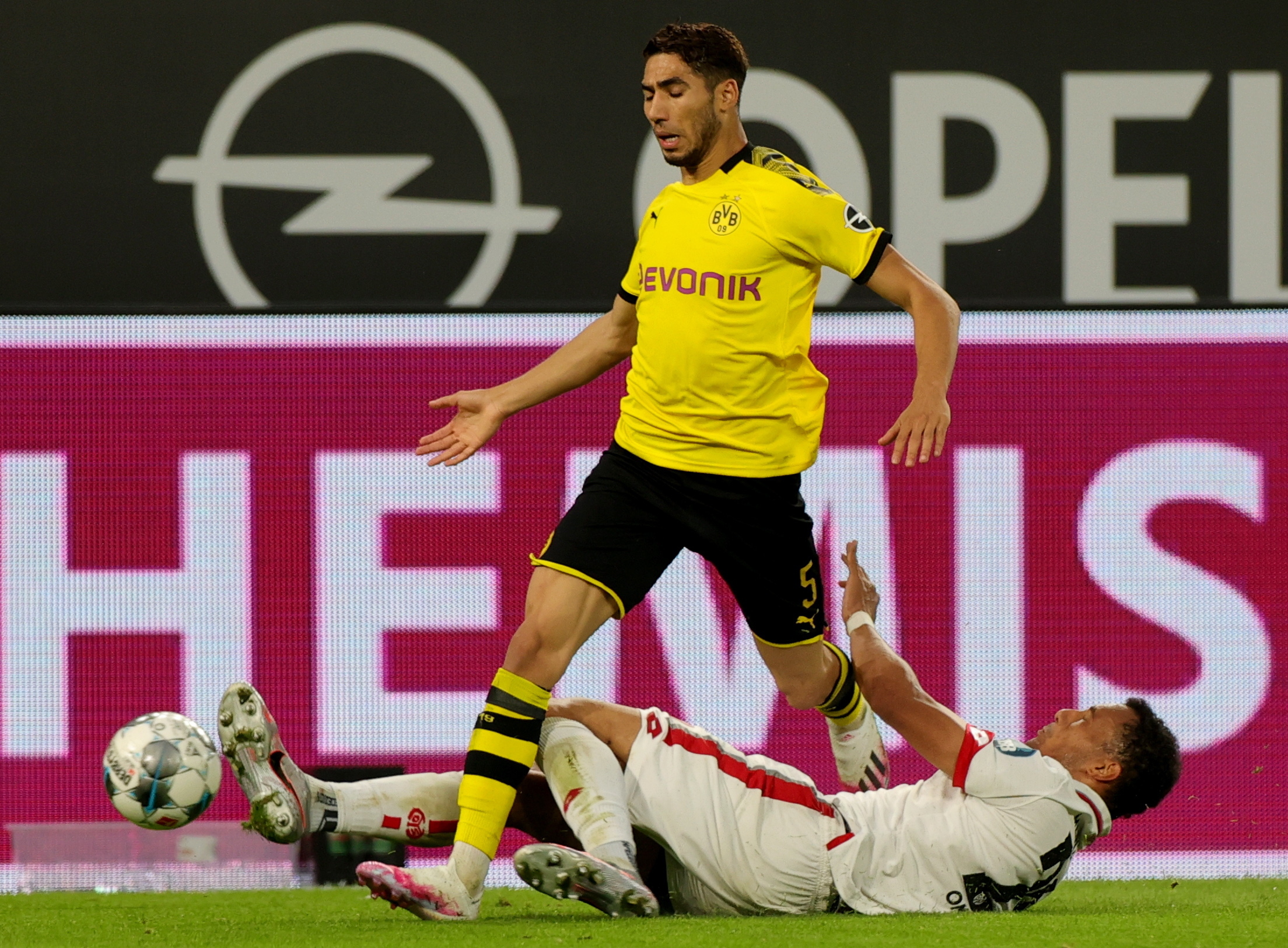 Achraf Hakimi ruma ao Inter de Milão por cinco épocas