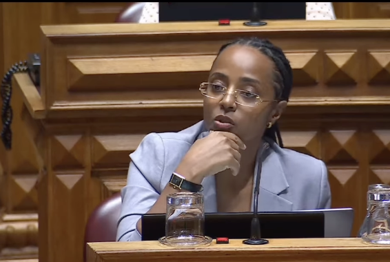 “Evita Perón”. Assinatura de deputada Eva Cruzeiro falsificada no Parlamento