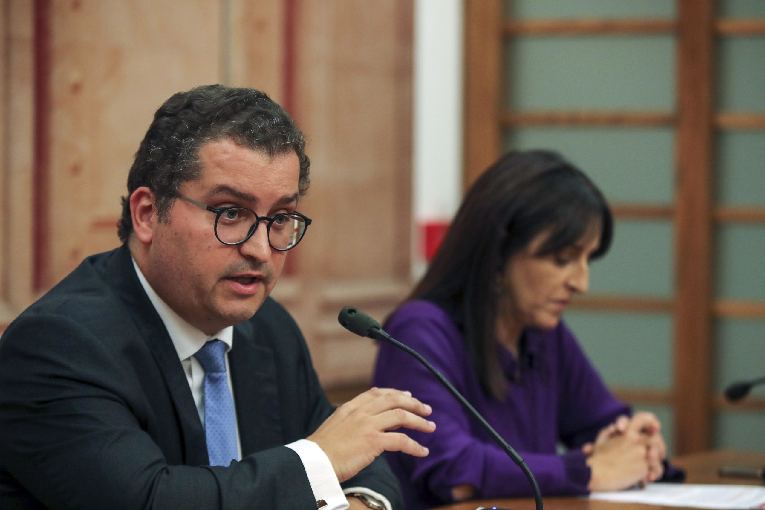 Descer IRS e IRC e dar apoios com custo “superior a mil milhões de euros”. Os pilares do orçamento sugerido pelo PSD