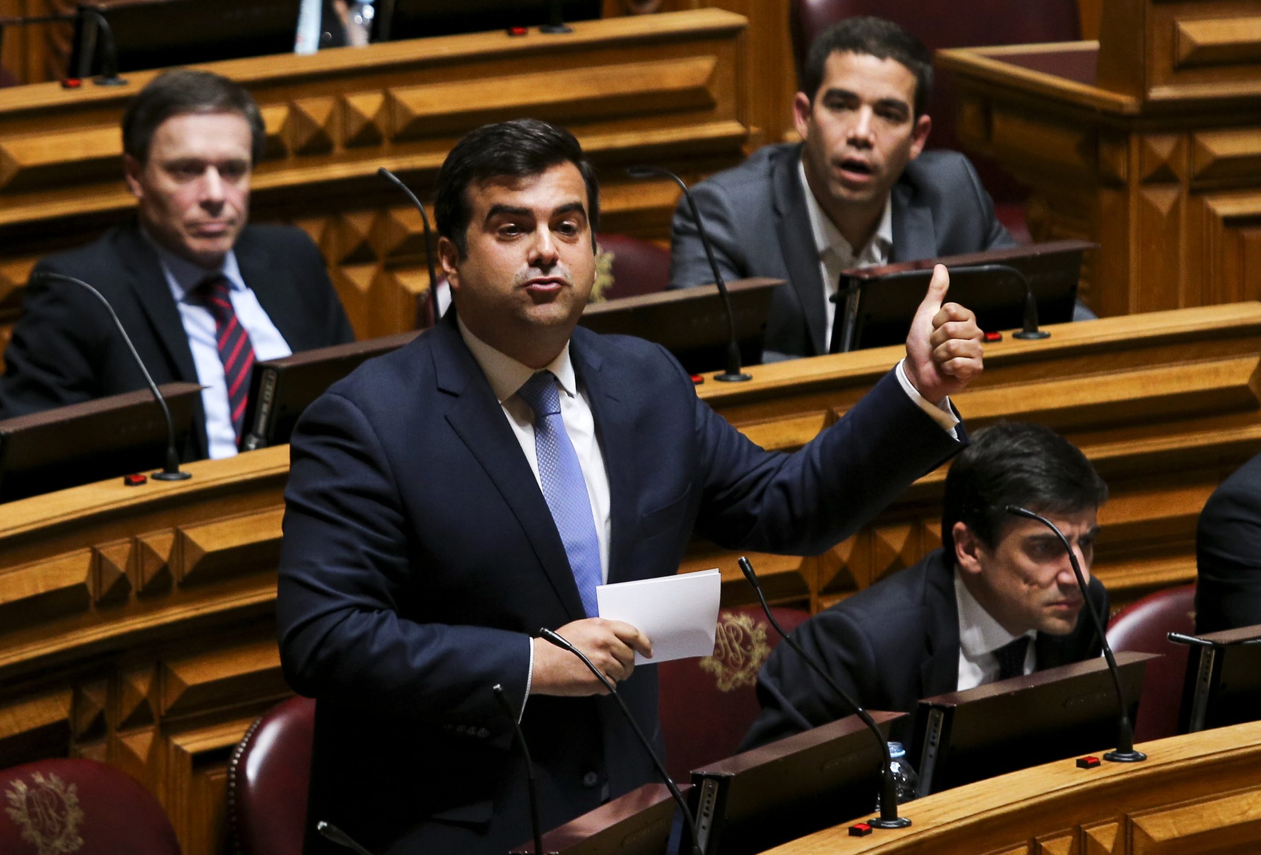 PSD pede explicações ao Governo sobre crianças mantidas no aeroporto de Lisboa