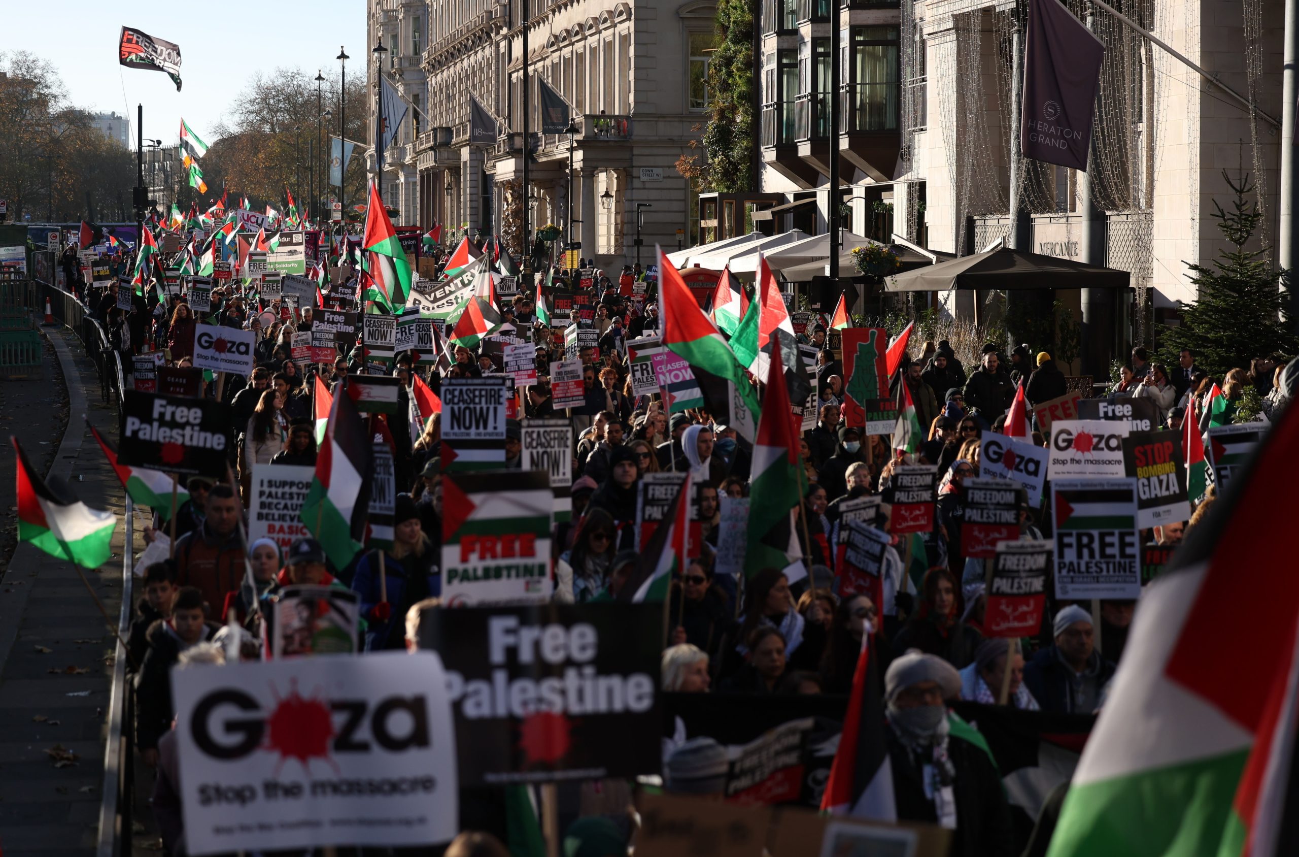 Milhares de pessoas enchem ruas de Londres em marcha pró-Palestina