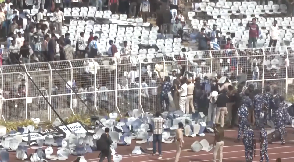 Fãs irritados lançam cadeiras e garrafas em evento de Messi na Índia