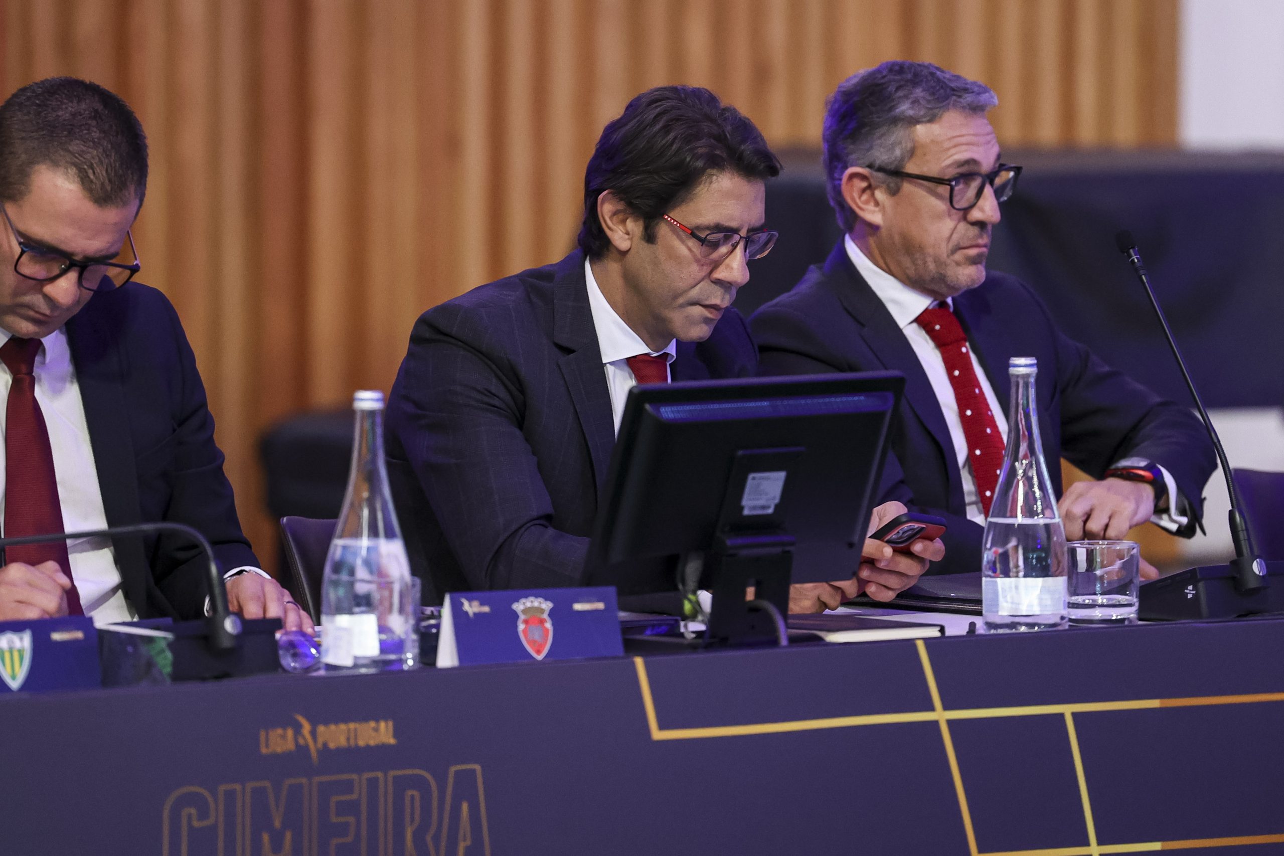 Ao som de assobios e vaias, o orçamento do Benfica para 2024/25 lá foi aprovado