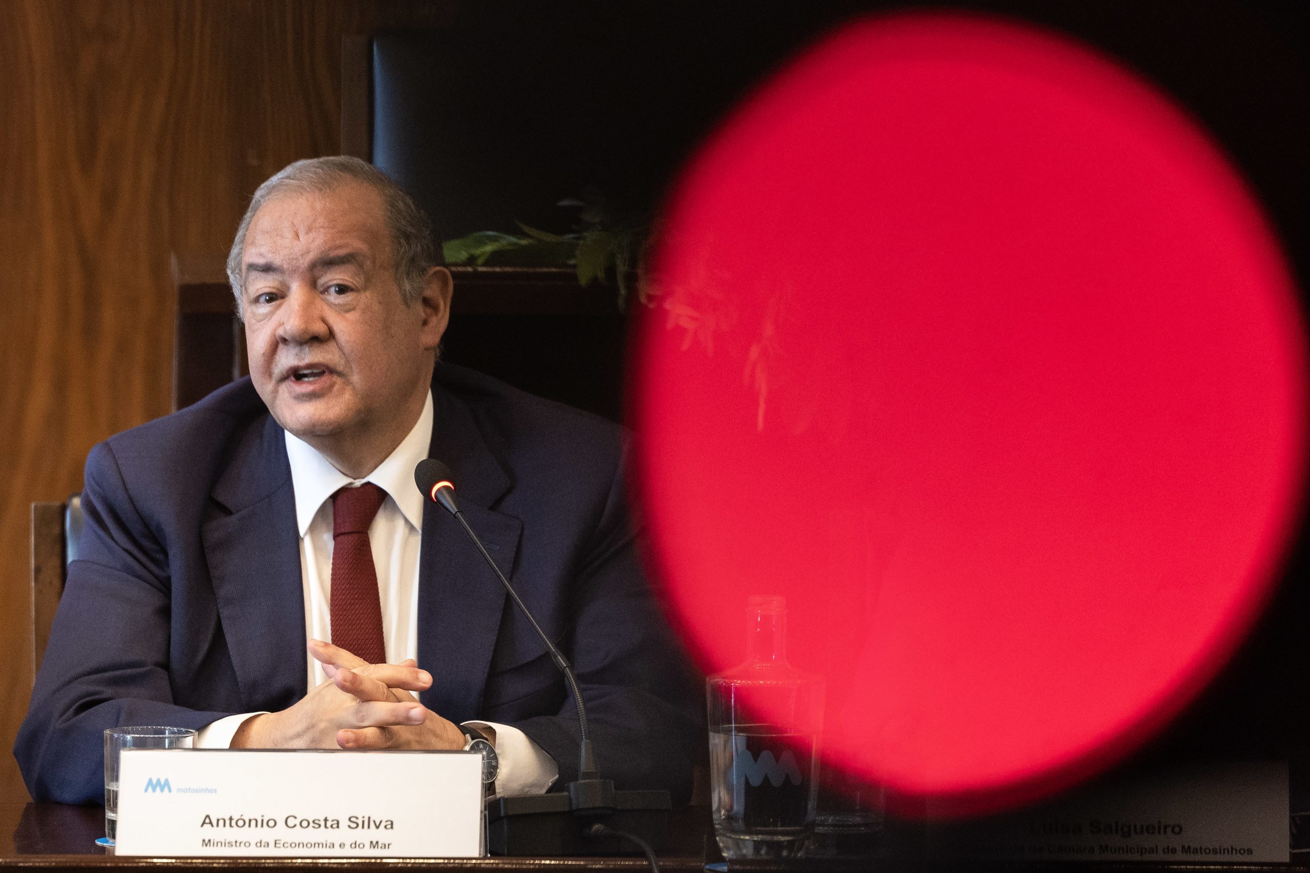 Dissolver o parlamento “seria trágico” para o país, diz ministro da Economia
