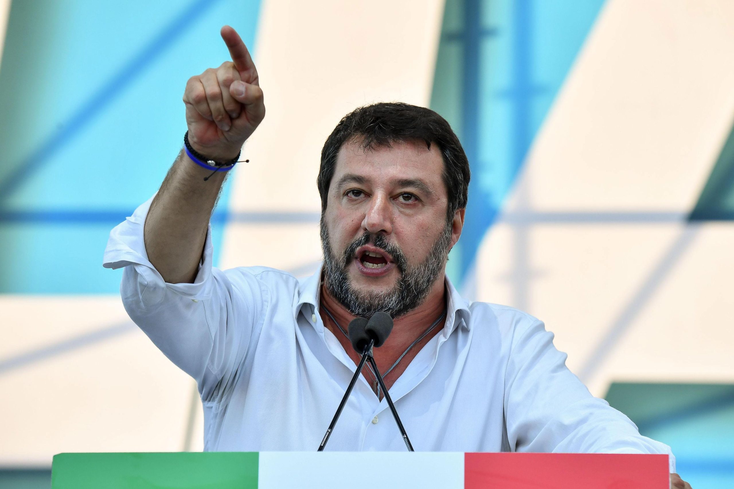 Apertados que nem Sardinhas eles enchem praças e cantam Bella Ciao. Tudo para mostrar a Salvini que não é bem-vindo