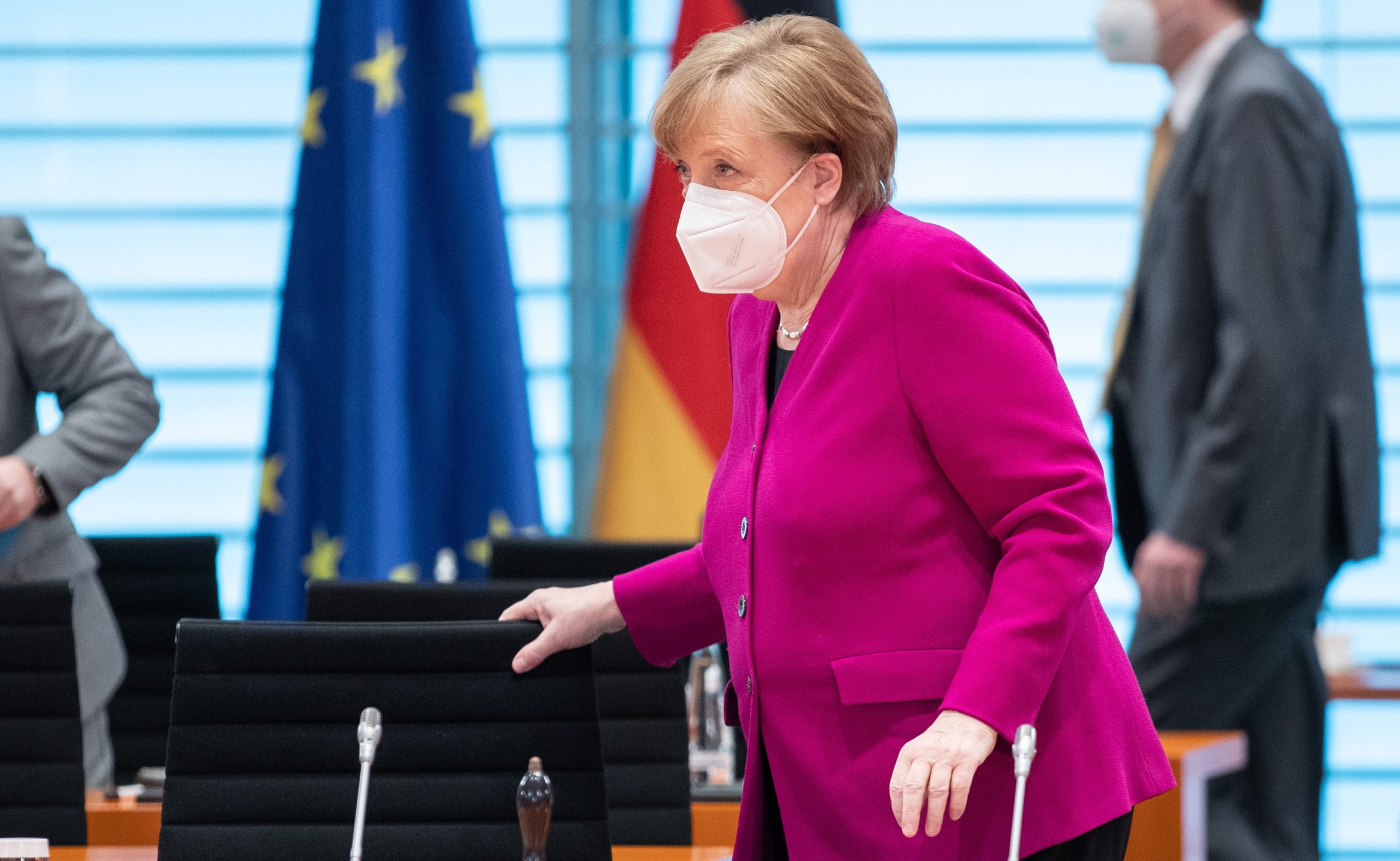 Merkel favorável a um “curto e uniforme confinamento” em toda a Alemanha