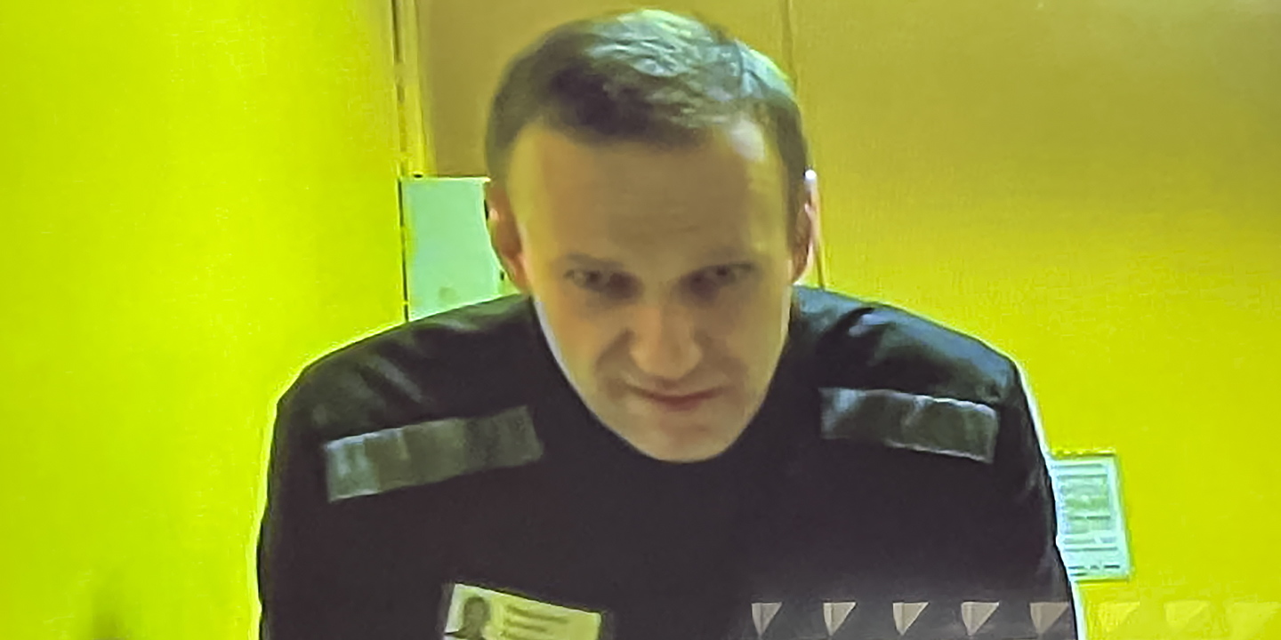 Julgamento de aliada de Alexei Navalny por “extremismo” suspenso na Rússia