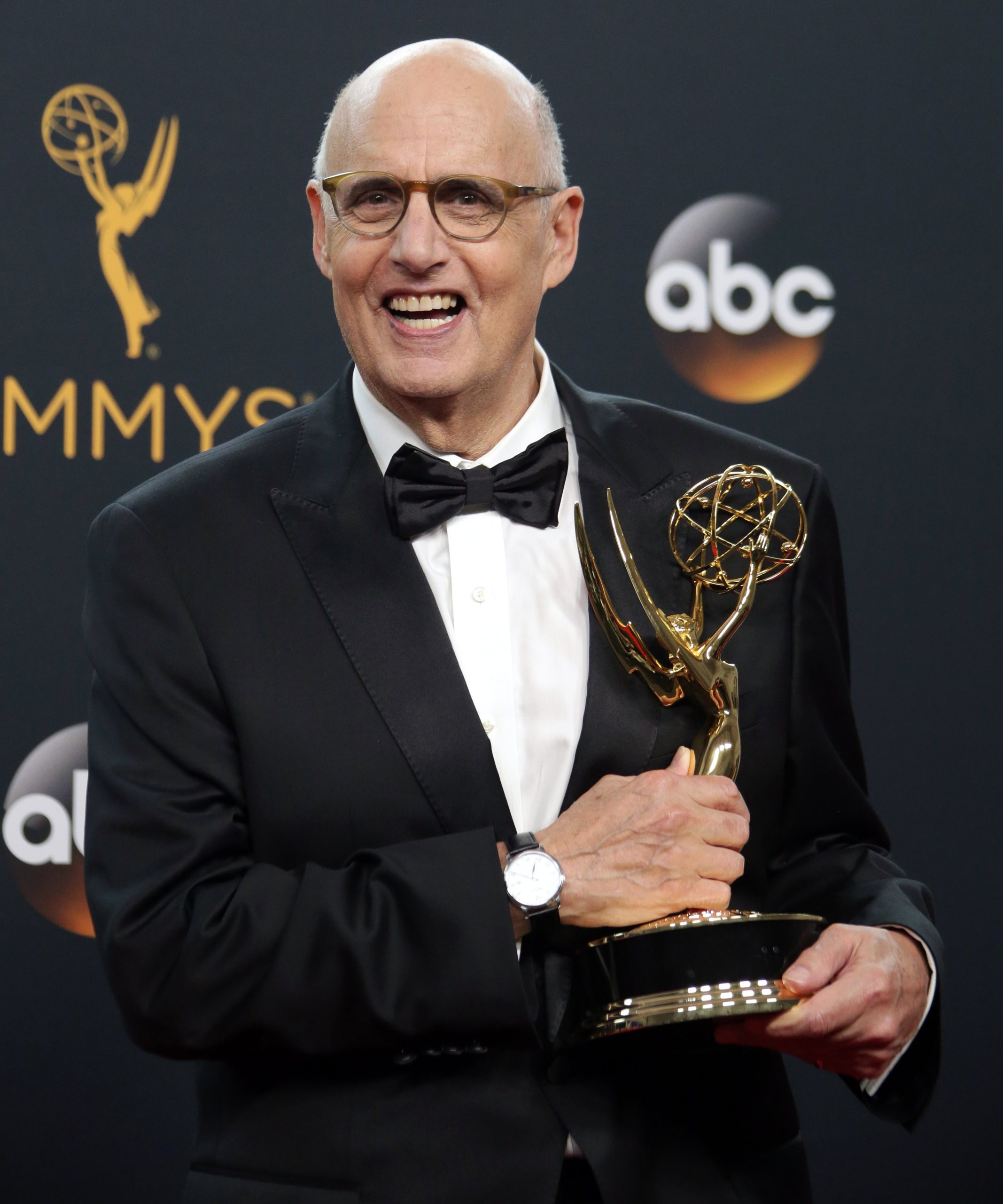 Jeffrey Tambor, acusado de assédio sexual, anuncia abandono da série “Transparent”
